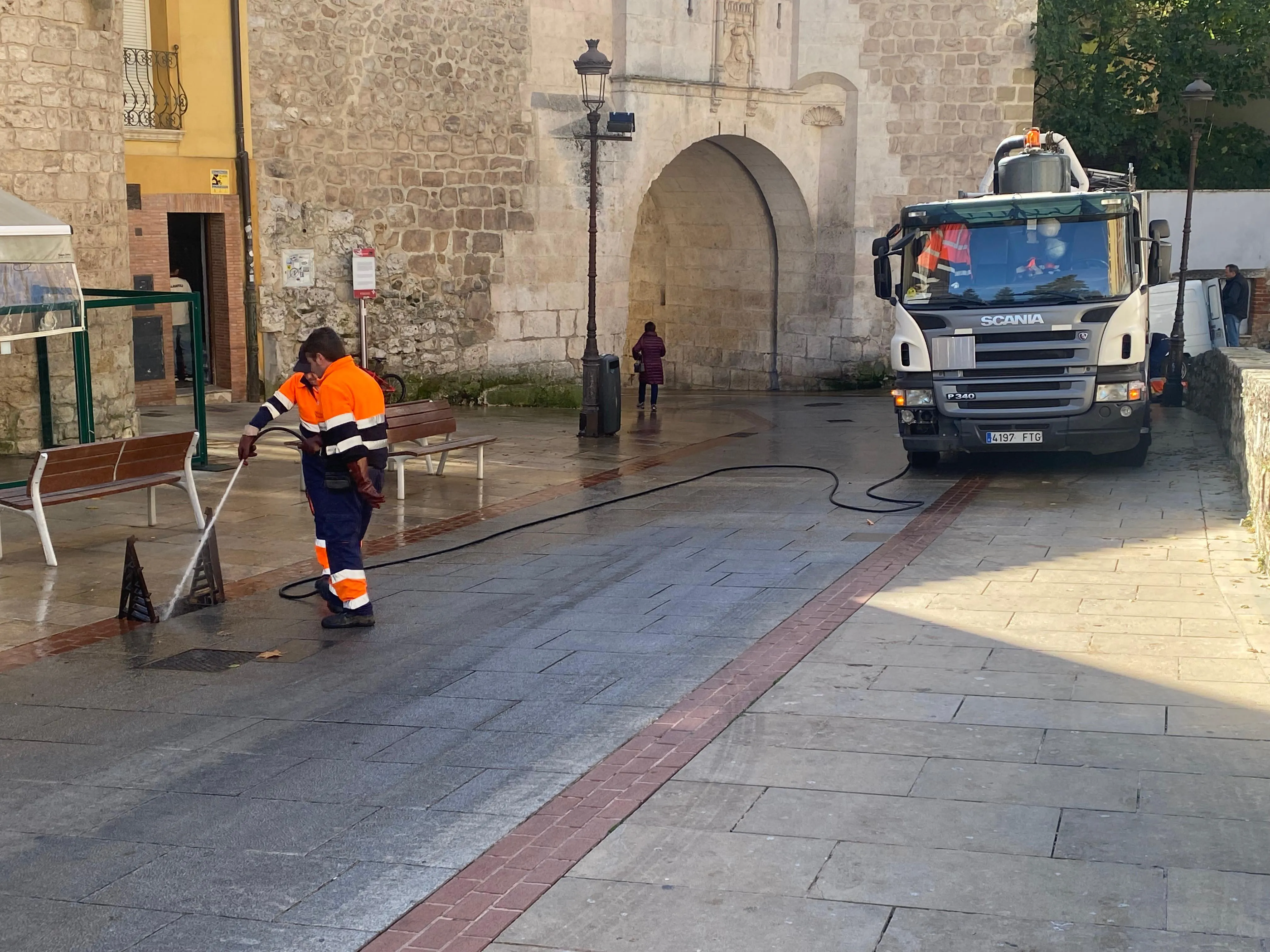 Limpian las alcantarillas de Burgos