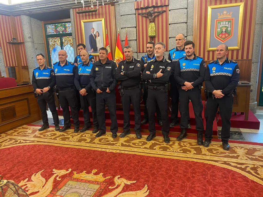 Burgos agradece a la Policía Local su trabajo para ayudar a los damnificados en Valencia