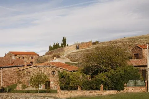 La Casa del Maestro de Santa Cruz de Juarros sale a la venta por casi 43.000 euros