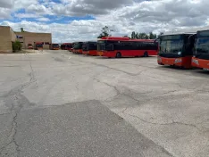 Un incendio muy grave destruye parte de las cocheras de los autobuses municipales de Burgos