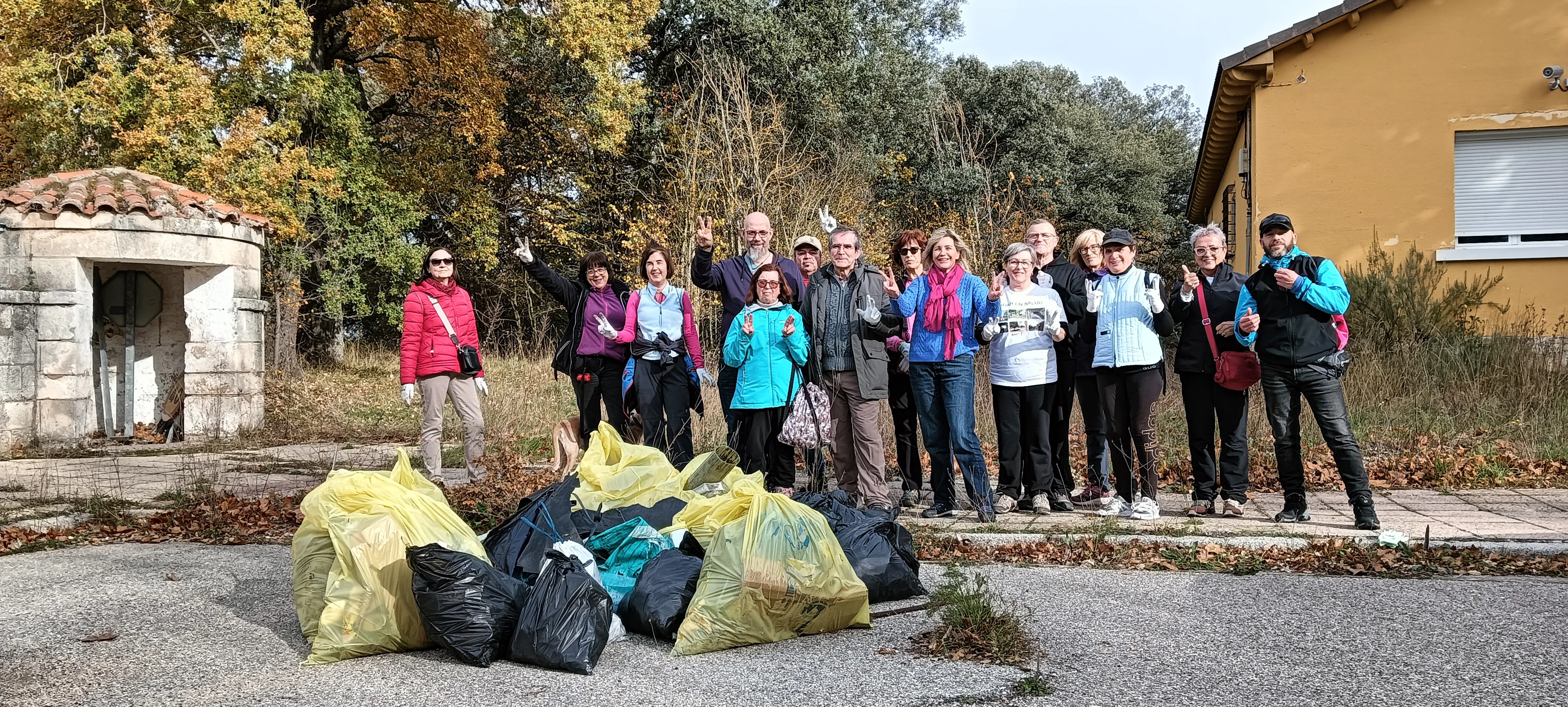 Una veintena de voluntarios recoge más de 40 kilos de ‘basuraleza’ en el bosque de Villafría
