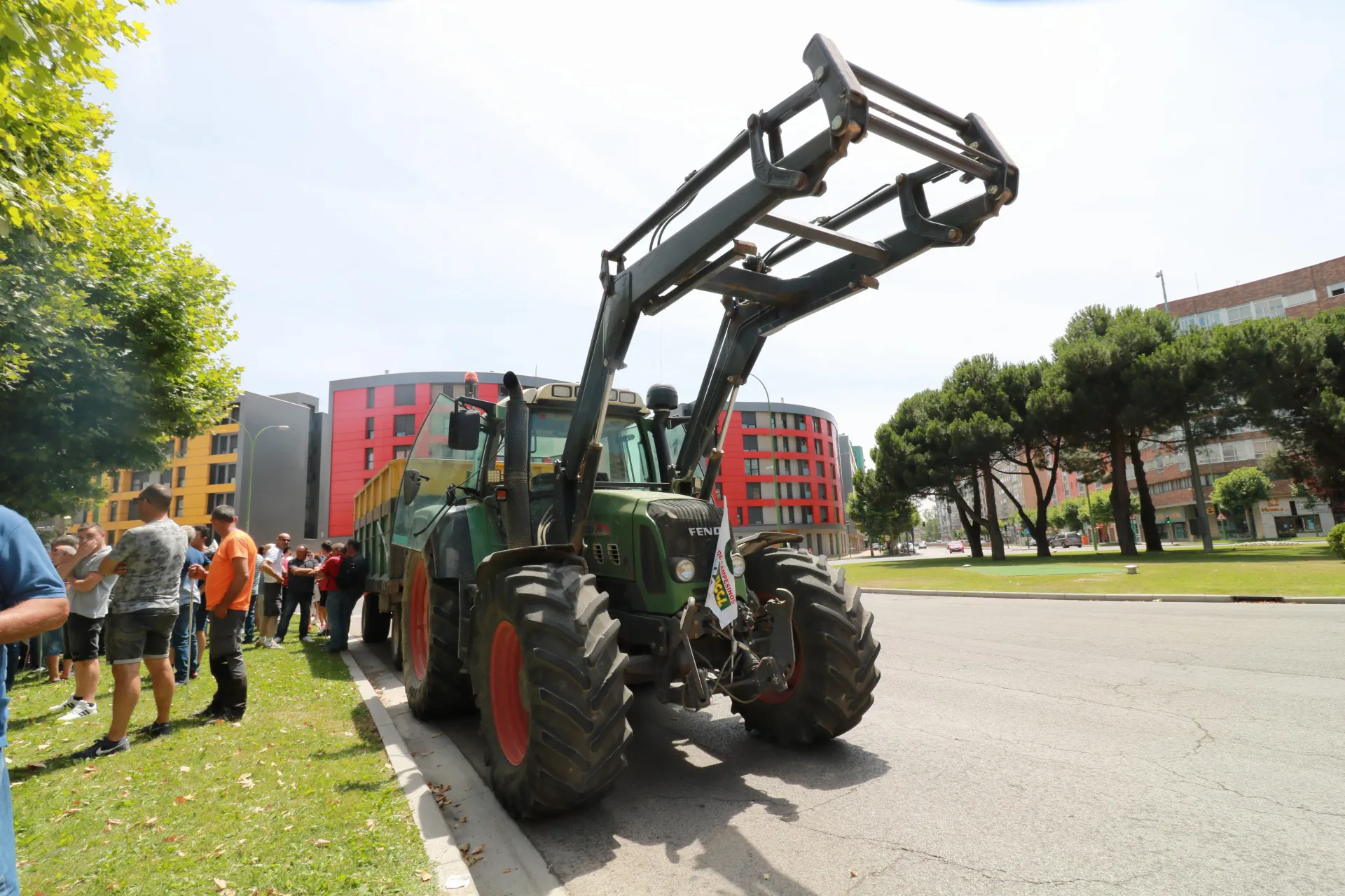 Greenpeace coloca una pieza falsa en el MEH para denunciar que la agricultura familiar está en peligro de extinción
