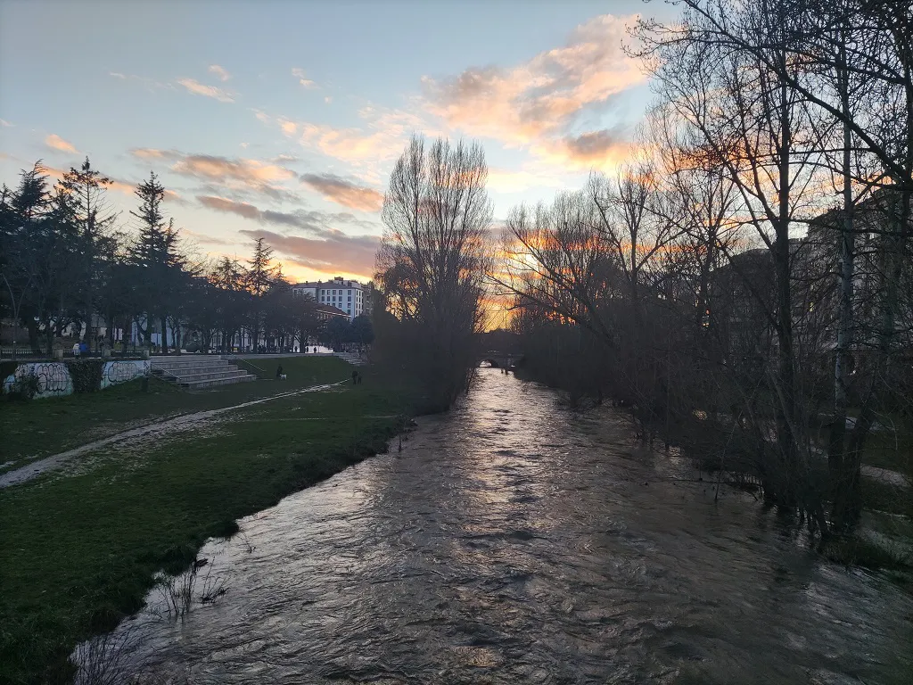 Hallan muerto a un recién nacido en el cauce del río Arlanzón en Burgos