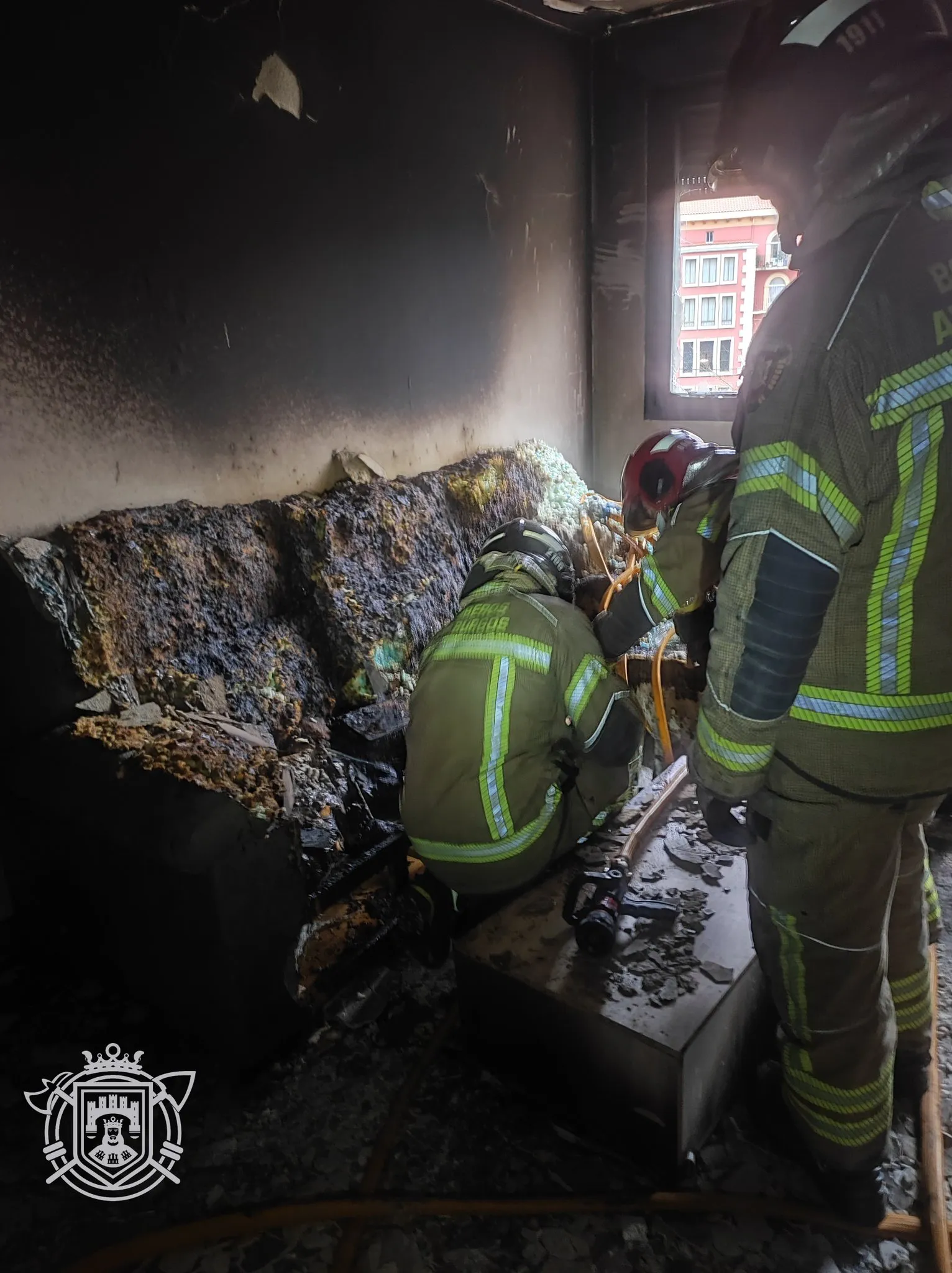 Los Bomberos de Burgos intervienen en la calle San Roque por un incendio en la vivienda