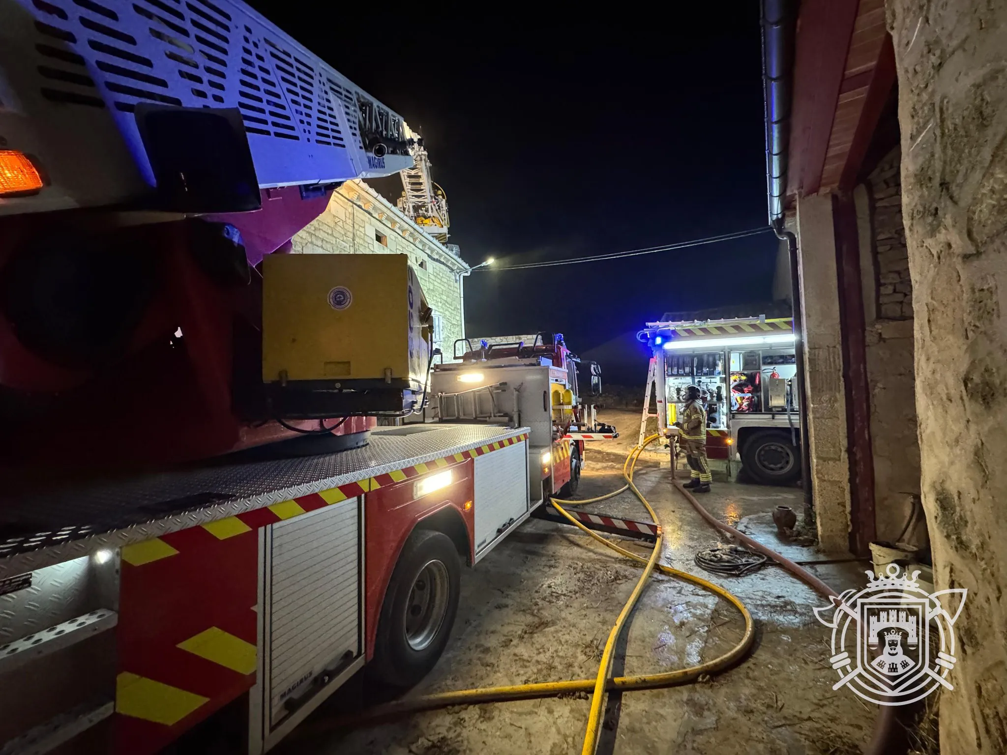 Espectacular incendio de una vivienda en la localidad burgalesa de Hurones