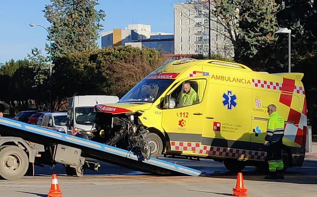 Cuatro heridos tras una colisión entre un coche y una ambulancia en Burgos