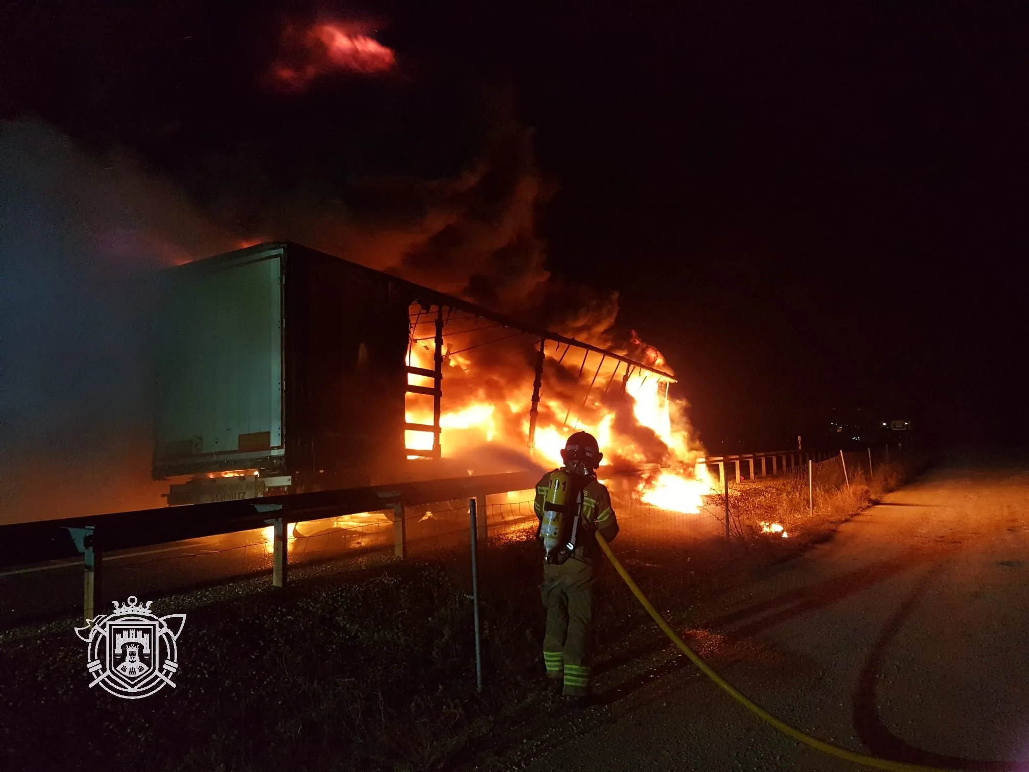 Sofocan un incendio espectacular de un camión en Burgos