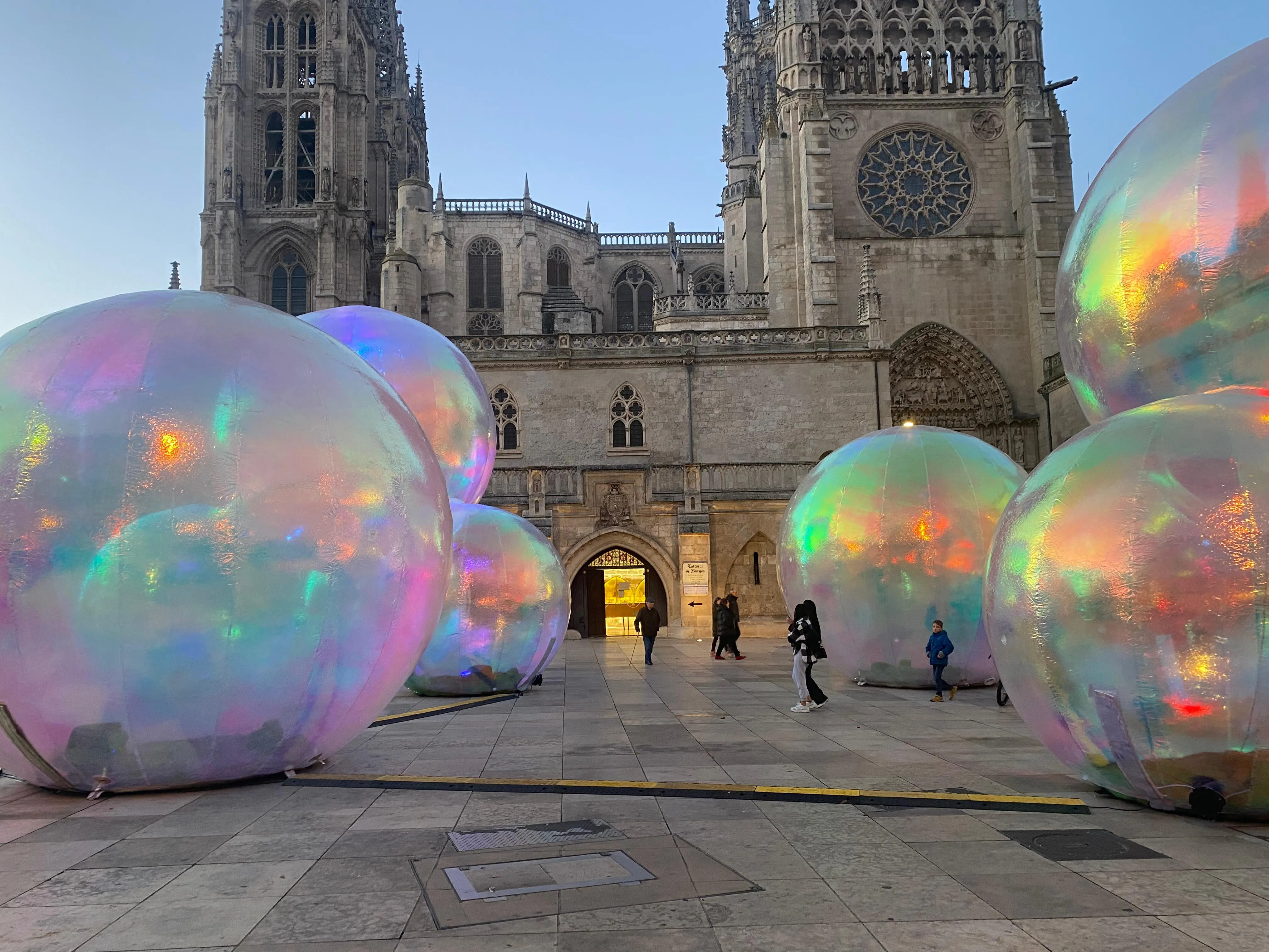 La Plaza del Rey San Fernando acoge un espectáculo inmersivo con esferas gigantes iridiscentes