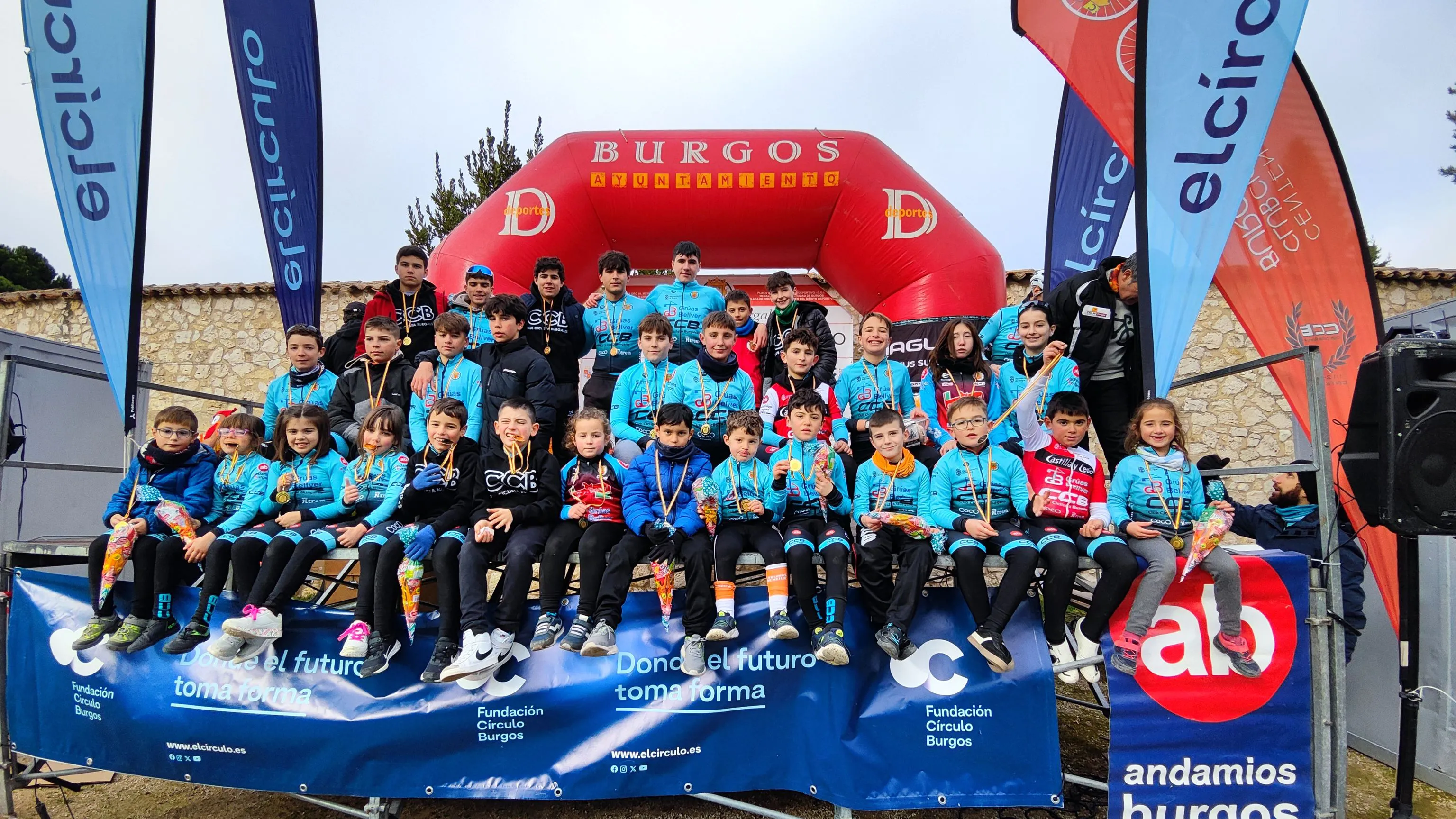 Numerosa participación, de mayores y pequeños, en la XVII Carrera del Pavo del Club Ciclista Burgalés