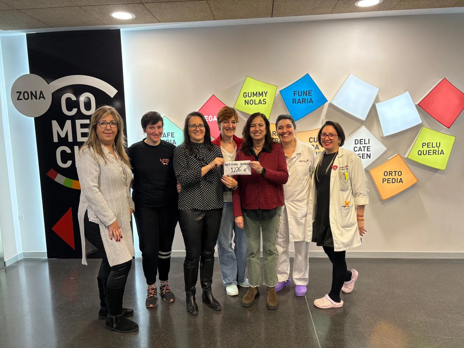 Los comercios de la Galería Comercial del HUBU entregan la recaudación del sorteo de la Cesta Solidaria a Autismo Burgos