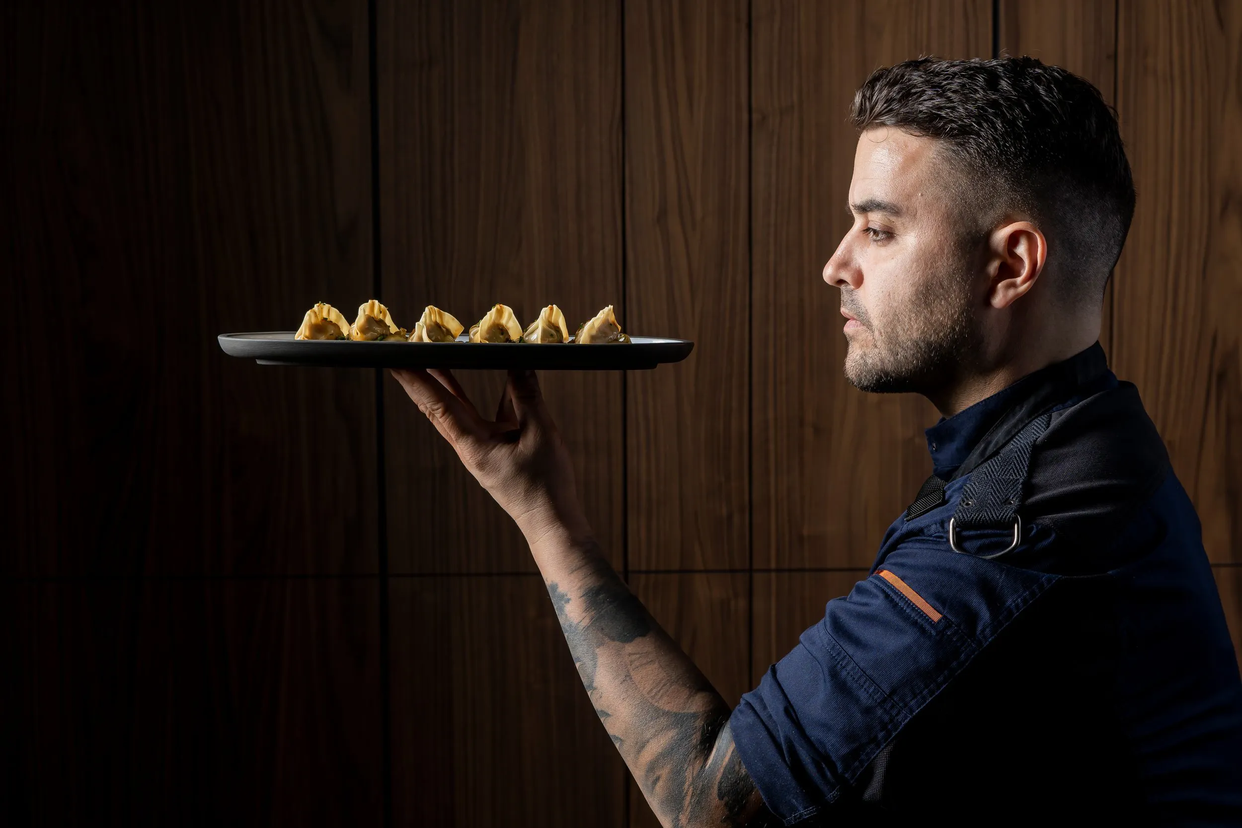 El chef Ricardo Temiño prepara en la cocina del HUBU un menú muy especial para los pacientes
