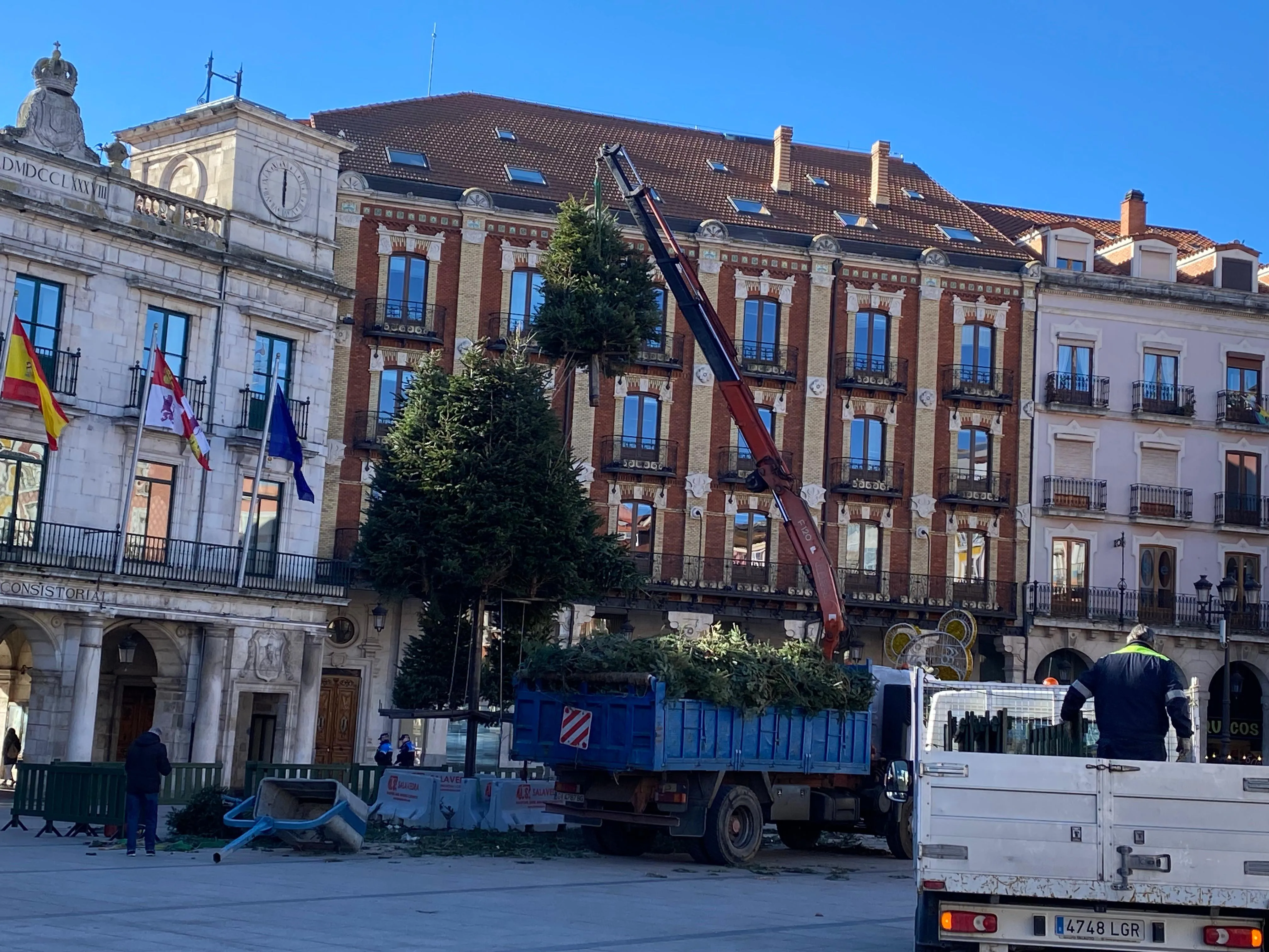 La Navidad llega a su fin con la retirada del árbol de la Plaza Mayor