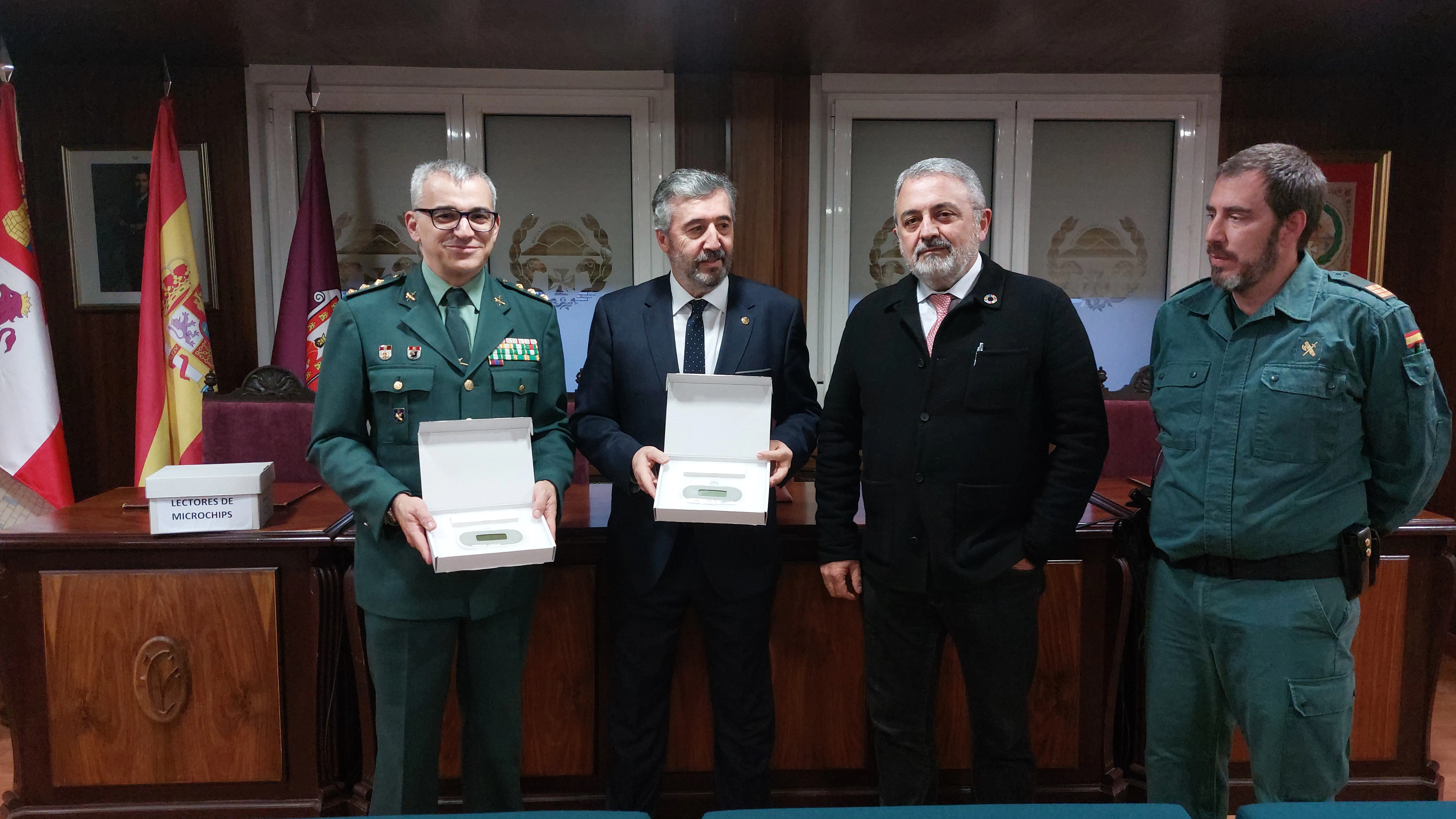 El Colegio de Veterinarios de Burgos cede nueve lectores de microchips a la Guardia Civil