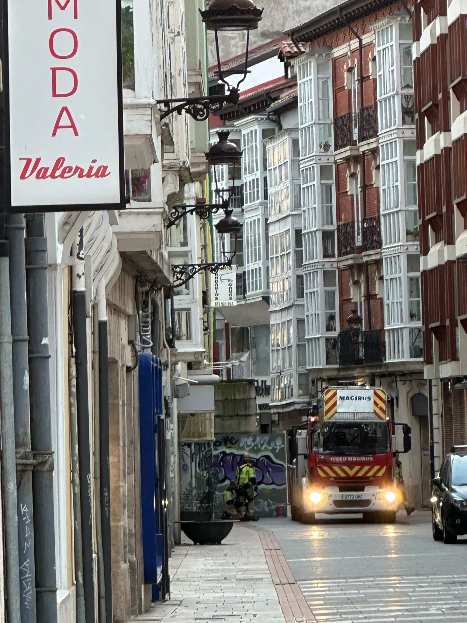 Los bomberos de Burgos inspeccionan la grúa de la calle Almirante Bonifaz