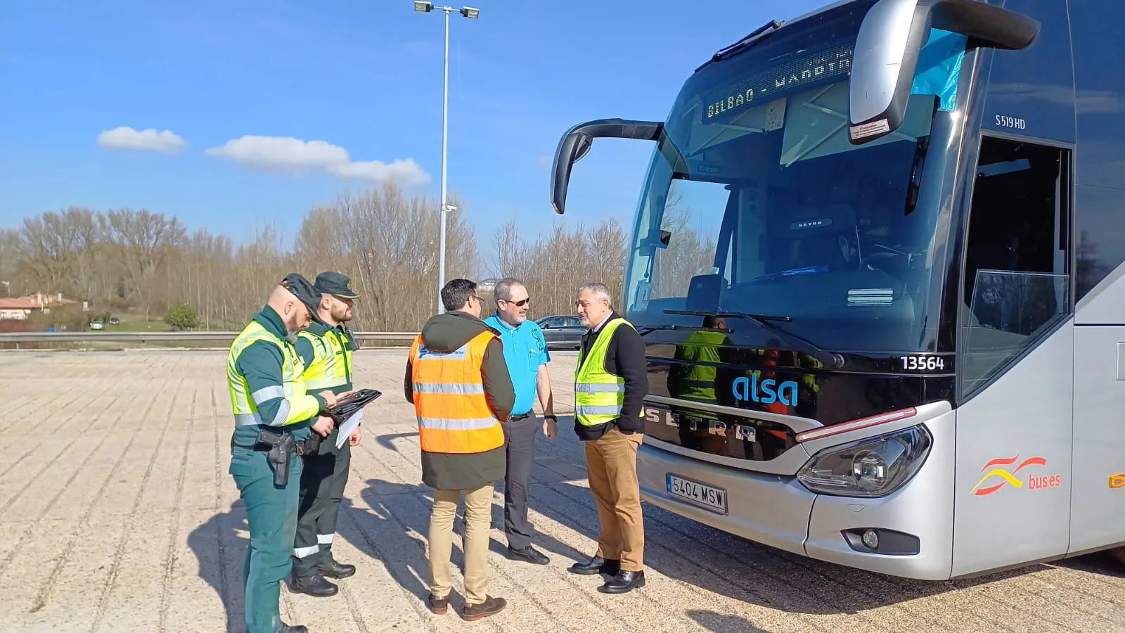 Tráfico refuerza la vigilancia en camiones y autobuses para garantizar la seguridad vial
