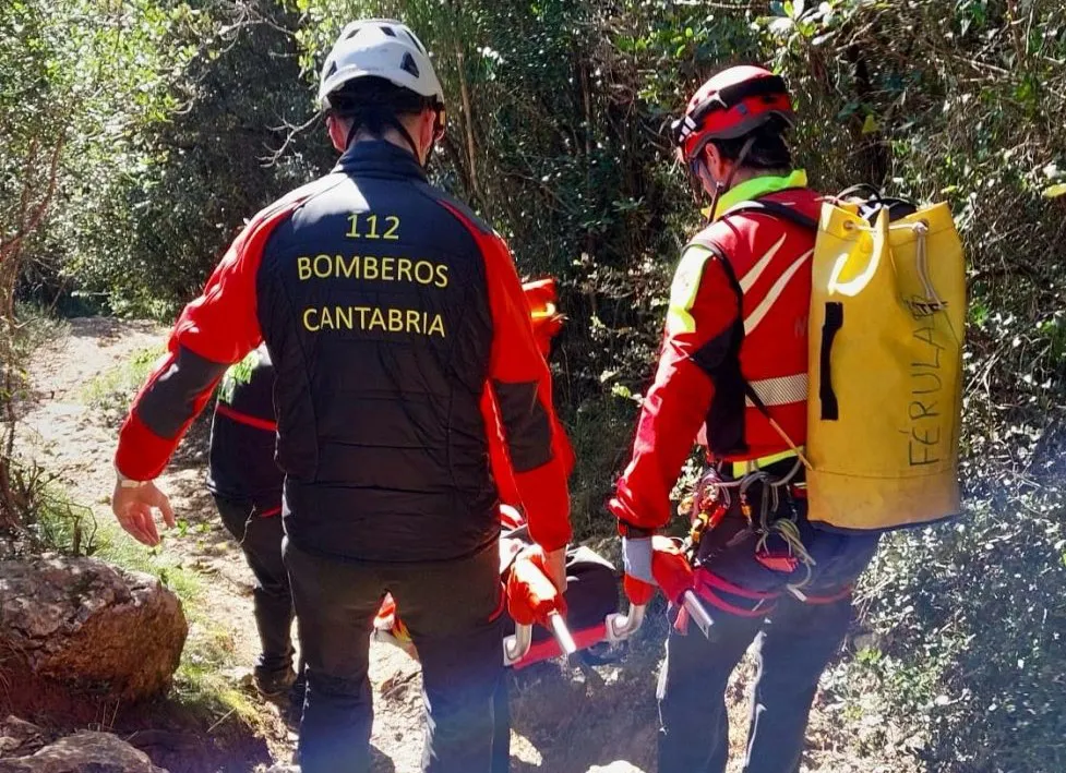 Rescatan a una mirandesa de 72 años con posible fractura en una pierna en Cantabria