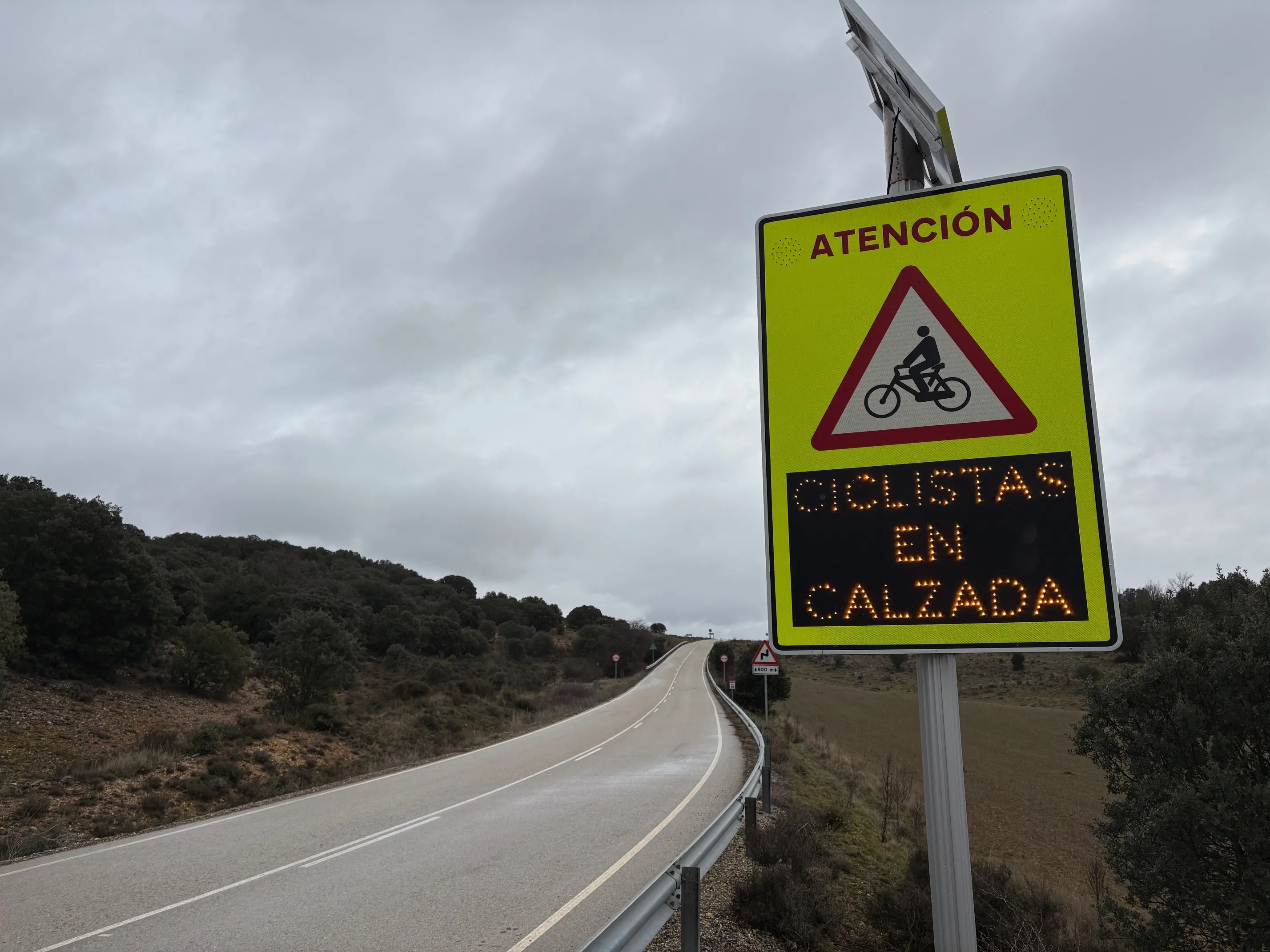 Estudian implantar señales inteligentes de detección de ciclistas en las carreteras autonómicas para mejorar la seguridad vial