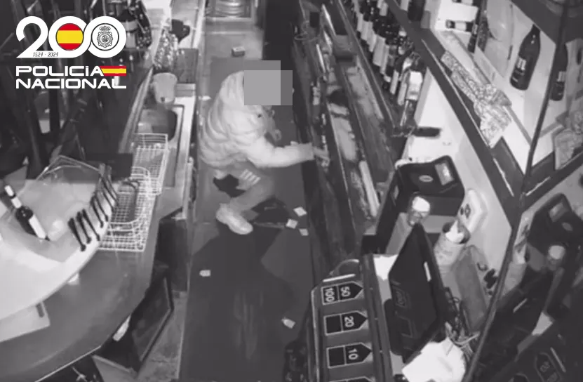 La policía detiene in fraganti a un individuo en un establecimiento del centro