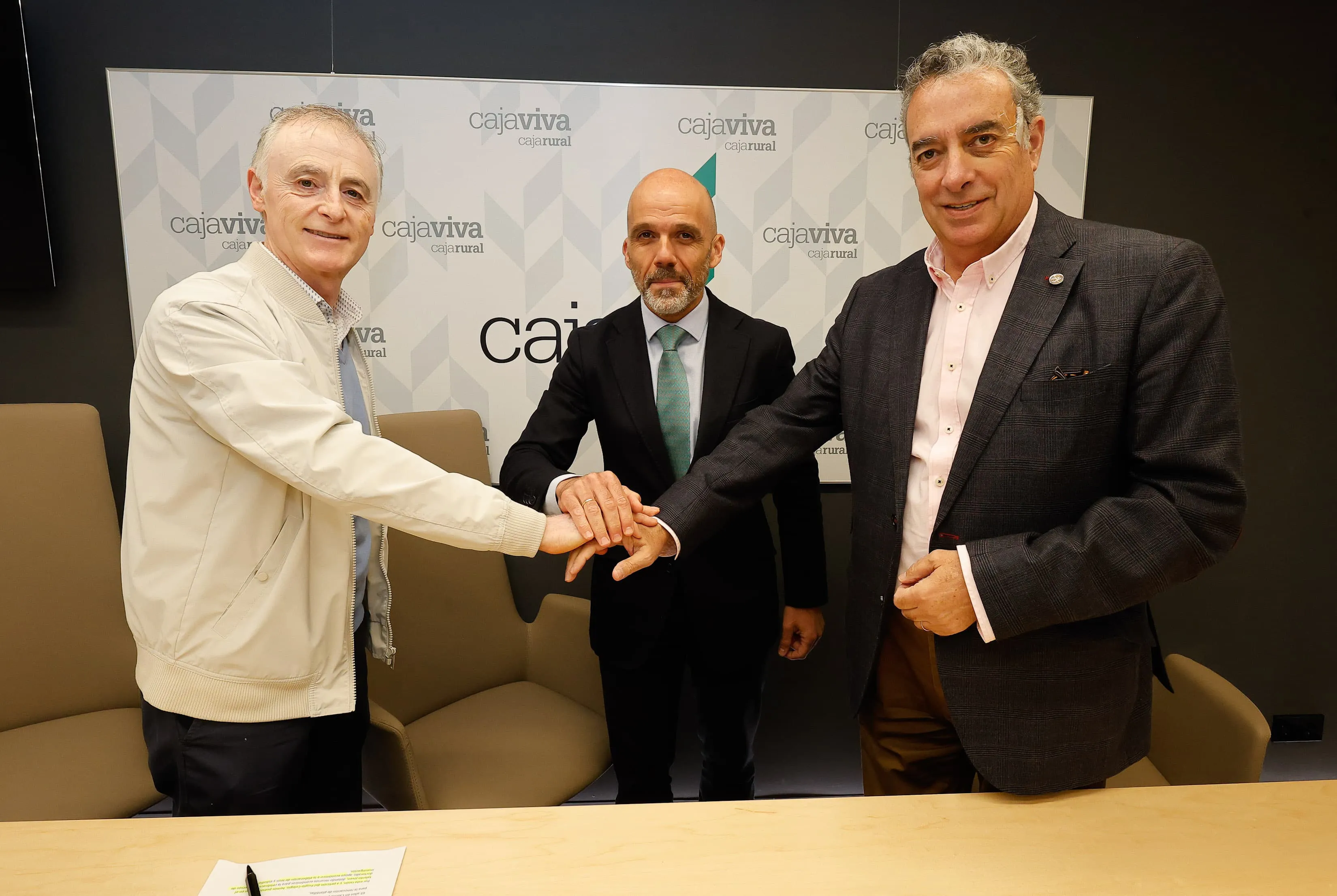 Cajaviva Caja Rural y el Colegio de Médicos de Burgos apuestan por el relevo generacional de los facultativos