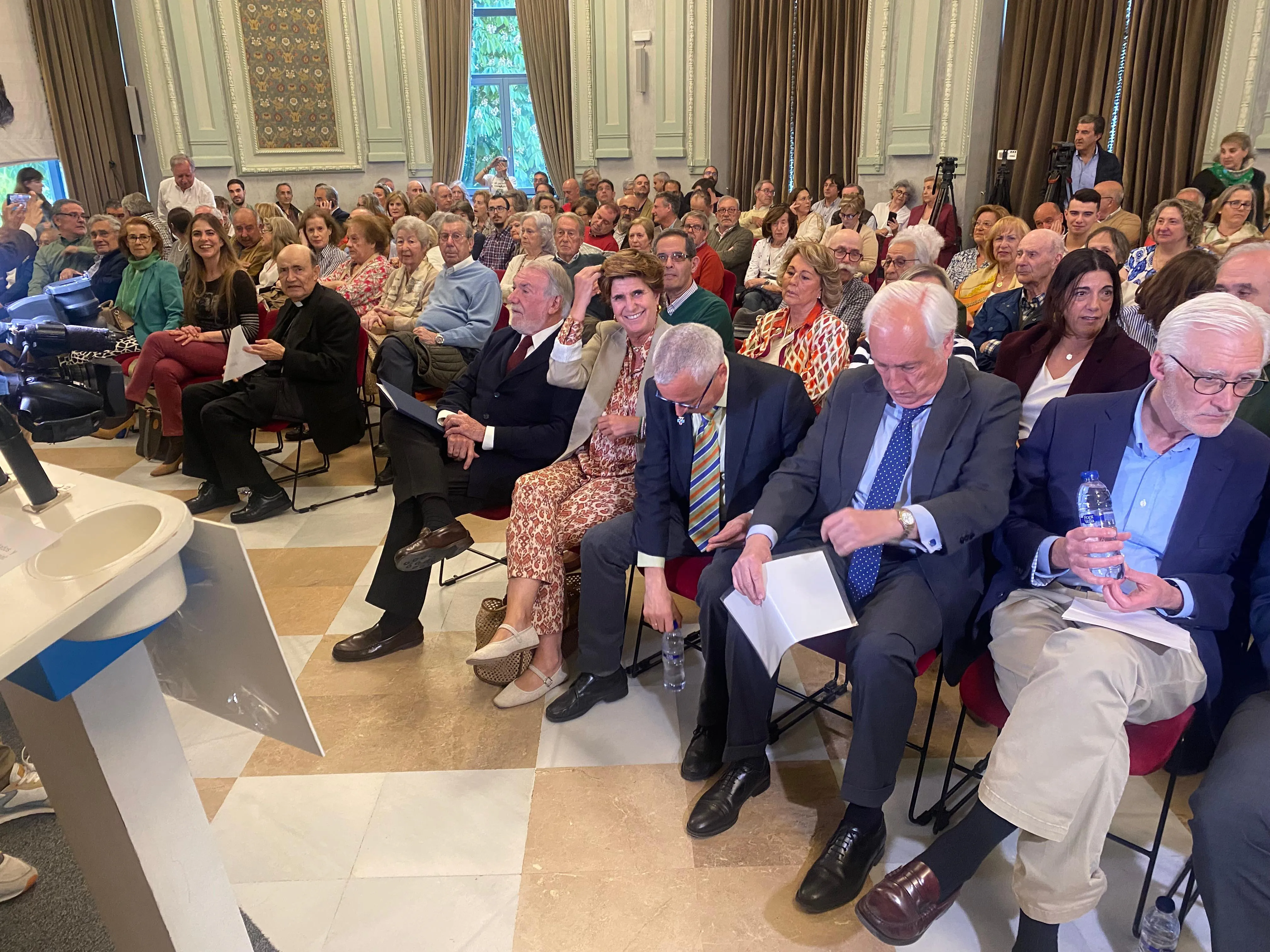 Así se siembra la ideología ultra: un juez en activo, un obispo y Mayor Oreja para dar marcha atrás hasta 2004