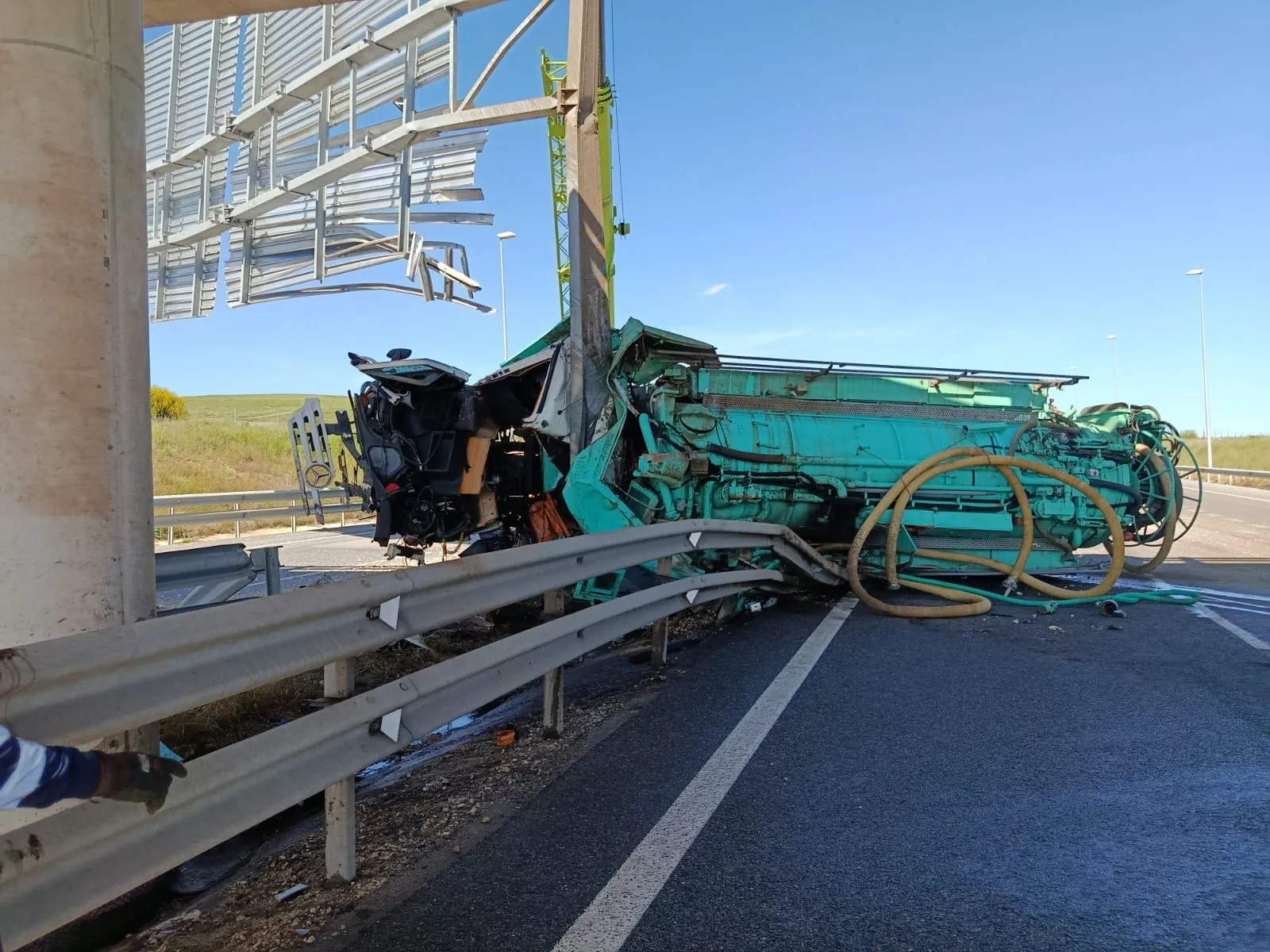 Dos fallecidos al volcar un camión en Quintanadueñas