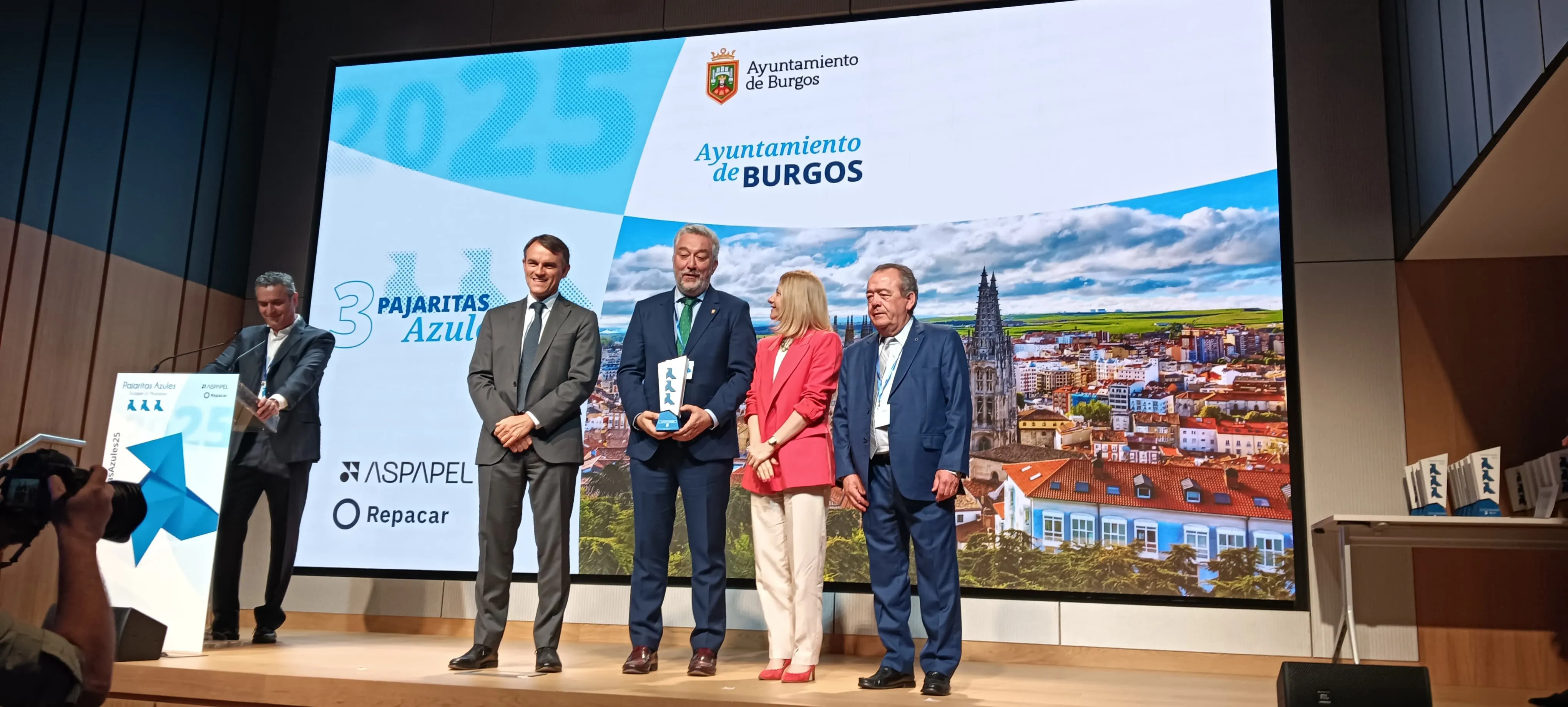 El Ayuntamiento de Burgos recibe tres pajaritas azules por el reciclaje de papel y cartón
