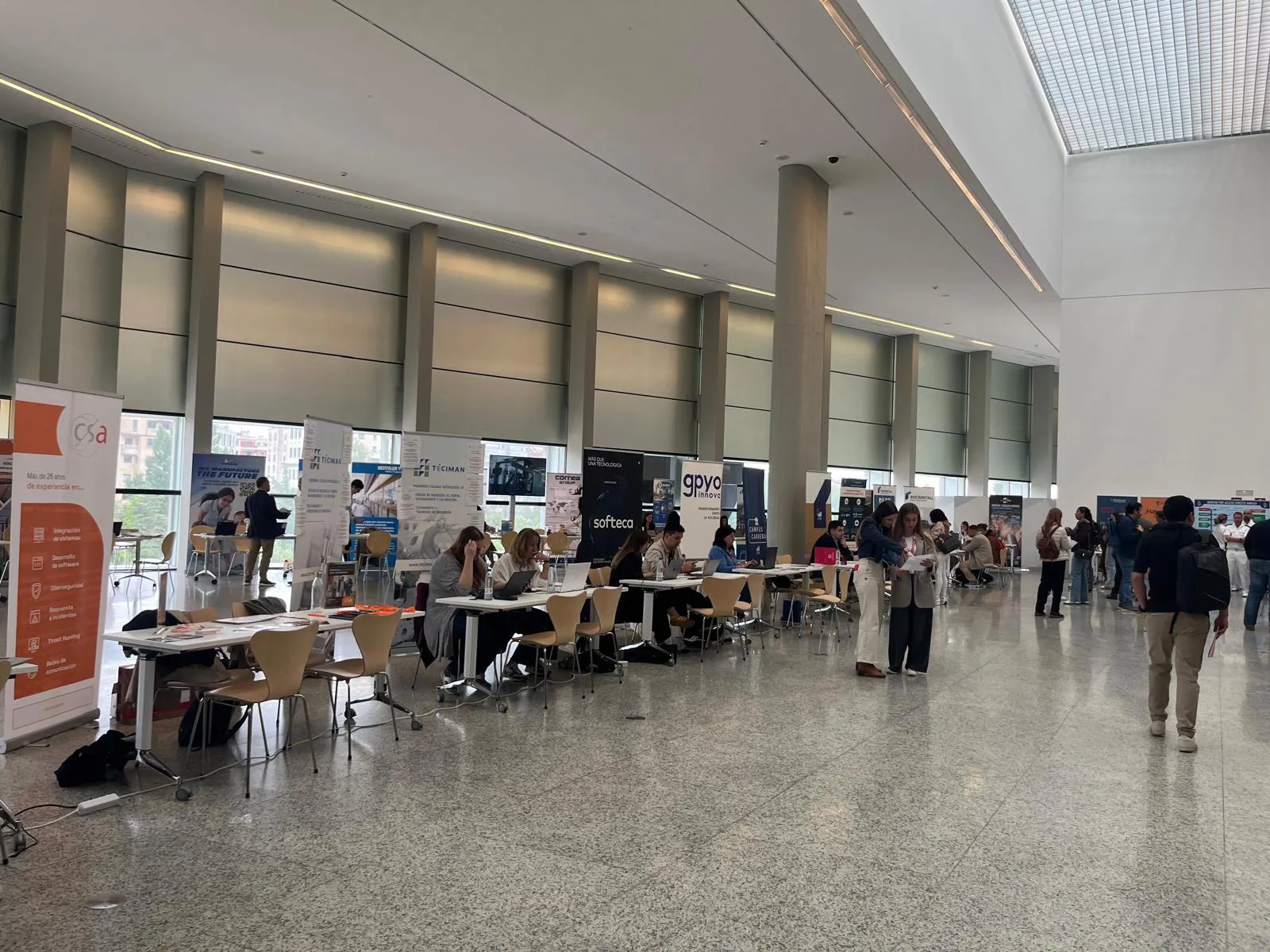 Jóvenes burgaleses buscan una oportunidad laboral en el Foro de Empleo