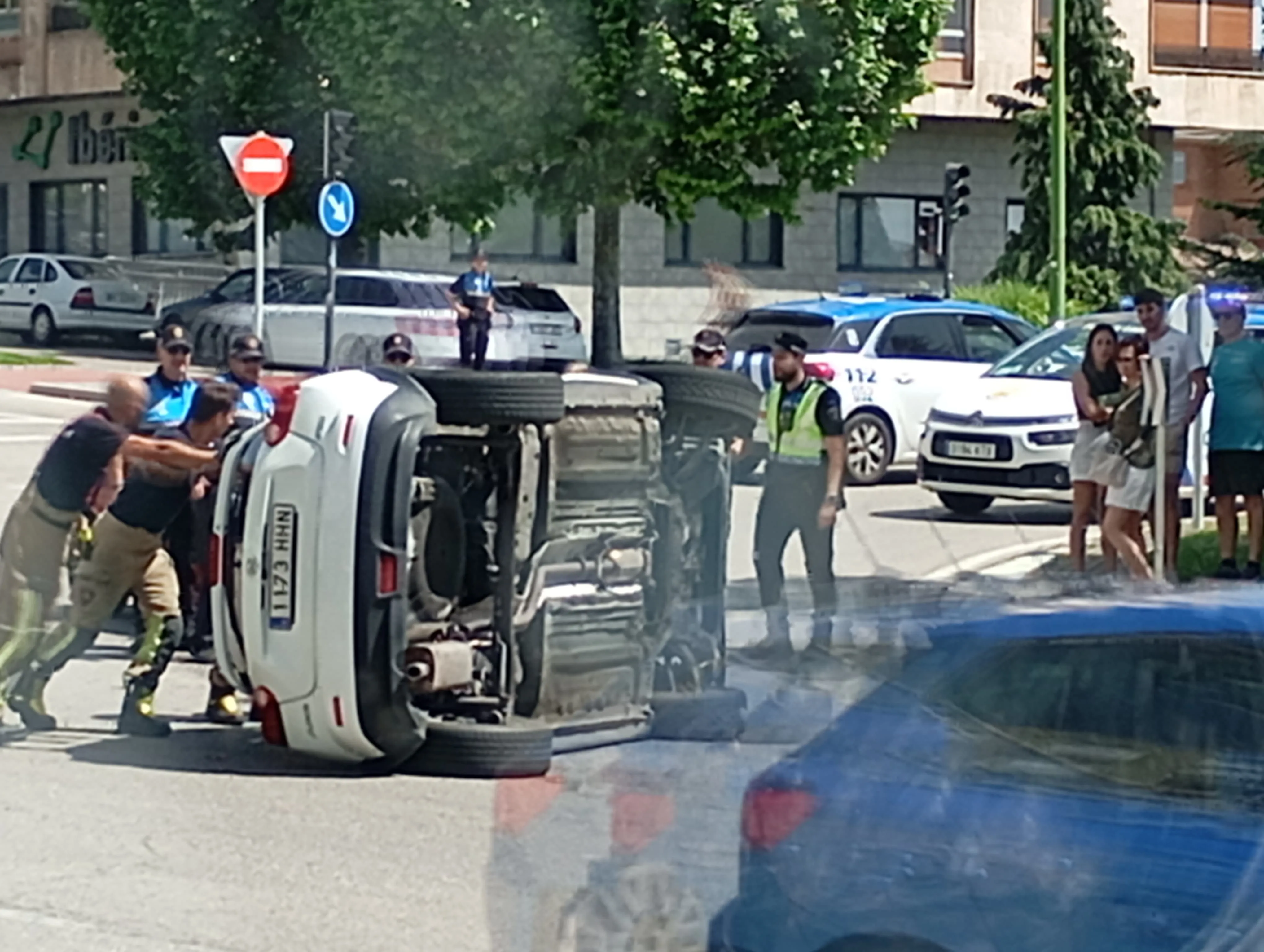 Vuelca un coche en la avenida Cantabria en Burgos