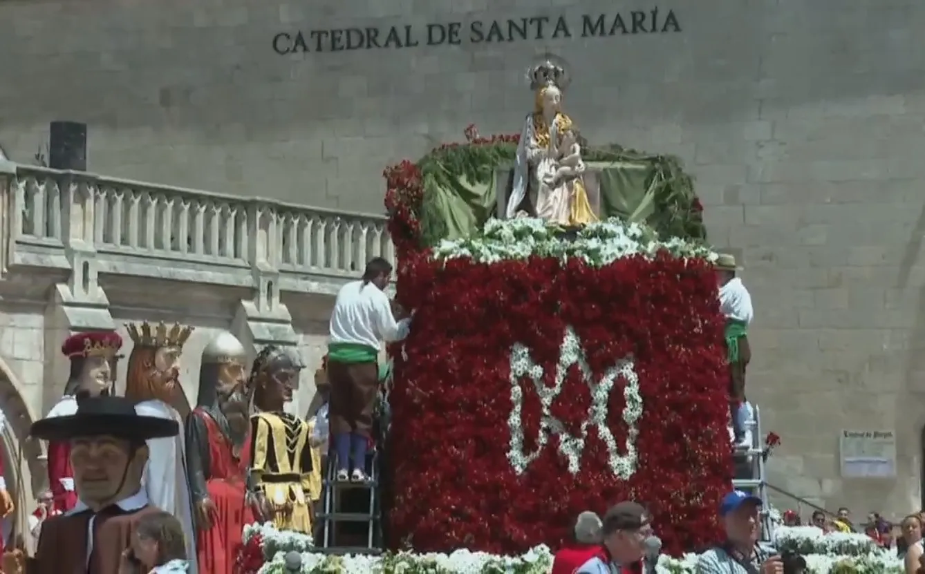 Burgos honra con orgullo a su patrona Santa María La Mayor bajo un sol de justicia