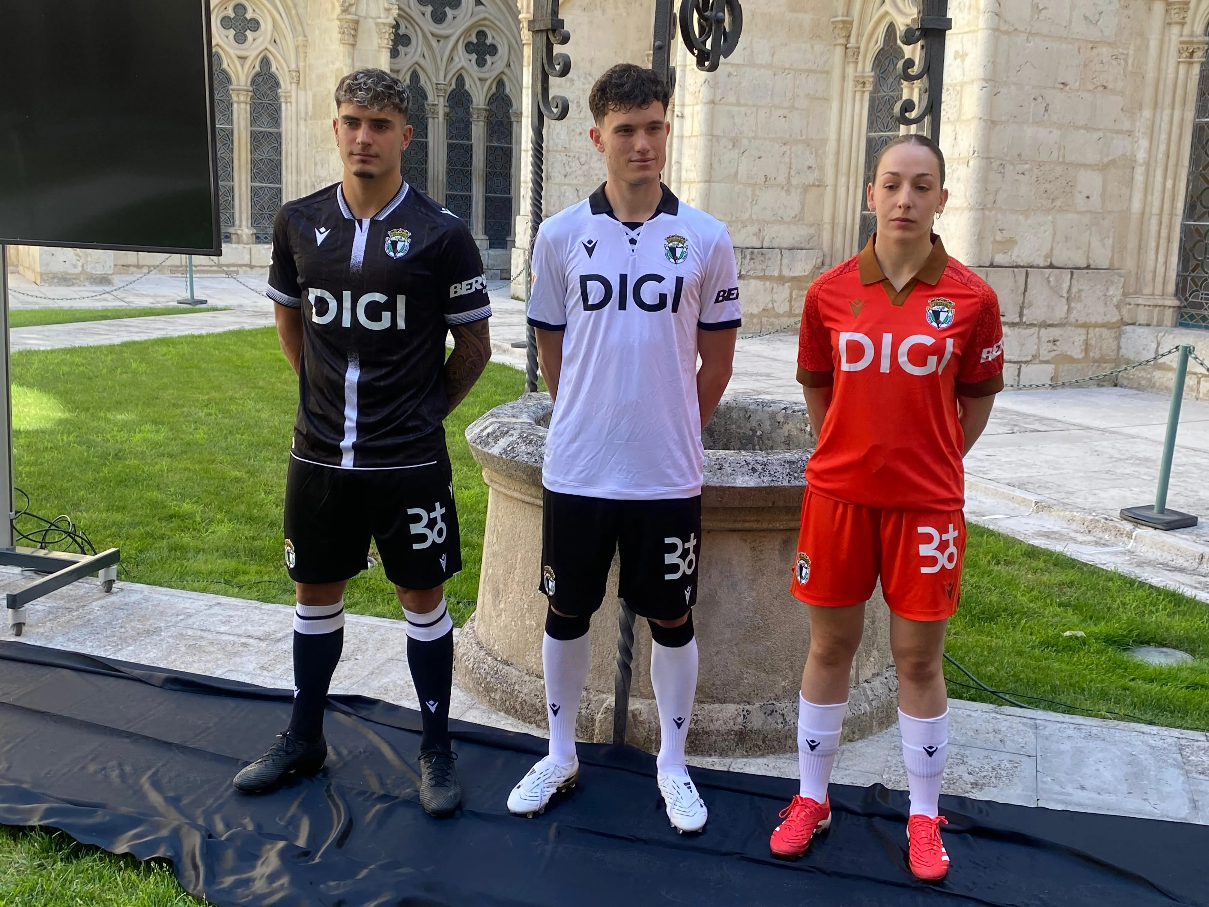 El Burgos CF presenta sus nuevas equipaciones