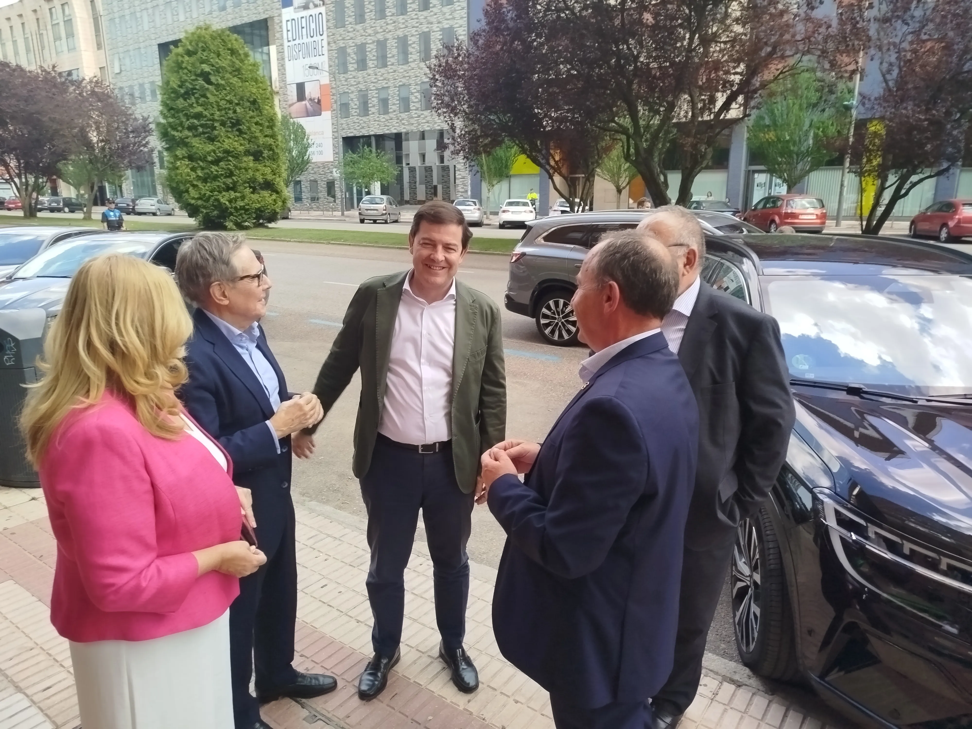 El presidente de la Junta inaugura la nueva sede de la Asociación Española Contra el Cáncer en Burgos