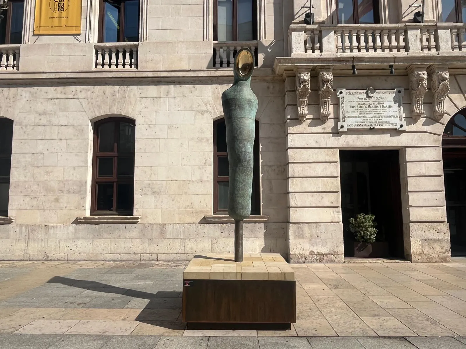 La estatua de San Benito recuerda al duelo sagrado y a la contemplación