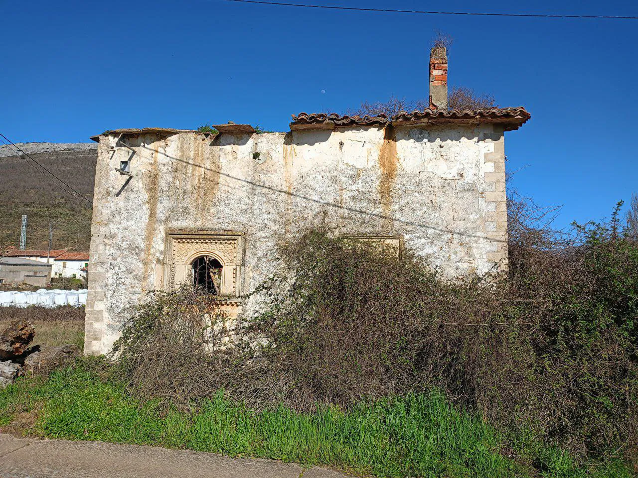 Dejadez patrimonial. La casa del cura de Rebolledo de la Torre (Burgos) al borde de la ruina