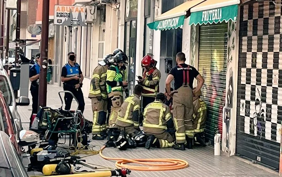 Los Bomberos de Burgos sofocan dos incendios declarados en dos viviendas de calle Calzadas y Cardeñadijo
