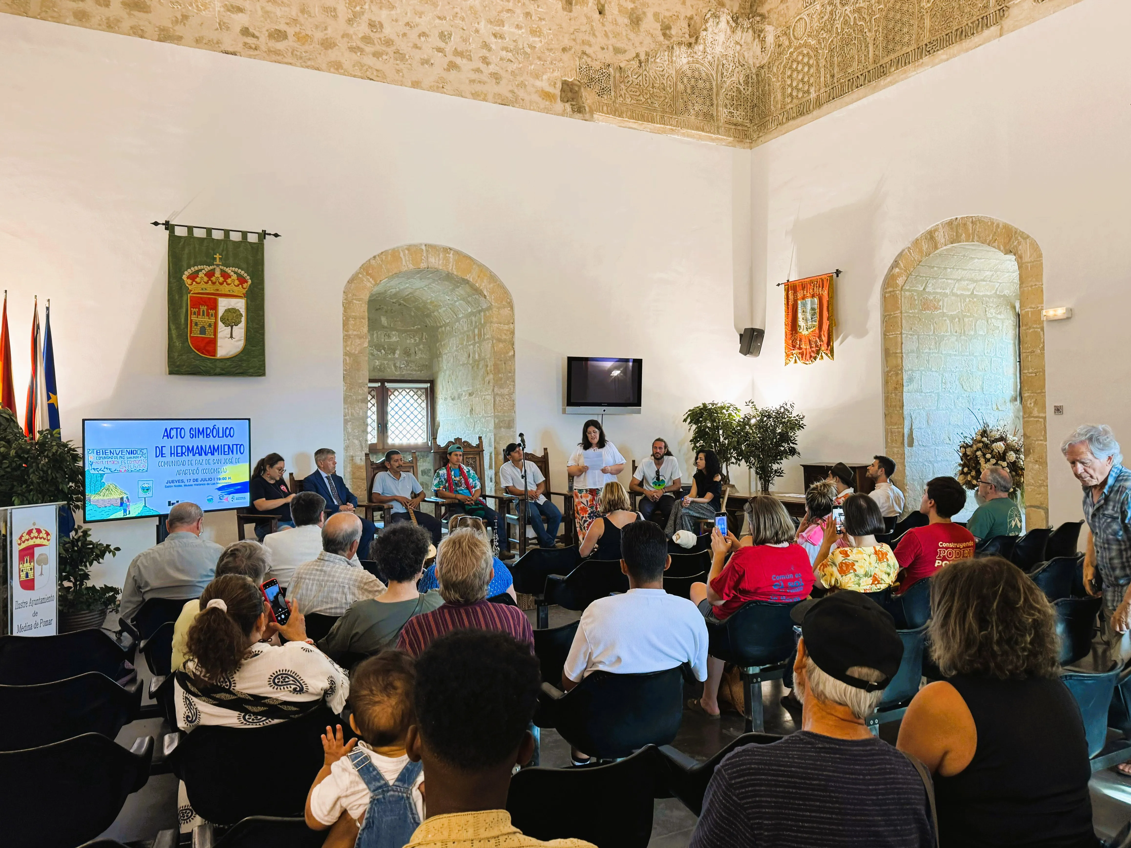 Medina de Pomar sella un hermanamiento simbólico con la Comunidad de Paz de San José de Apartadó
