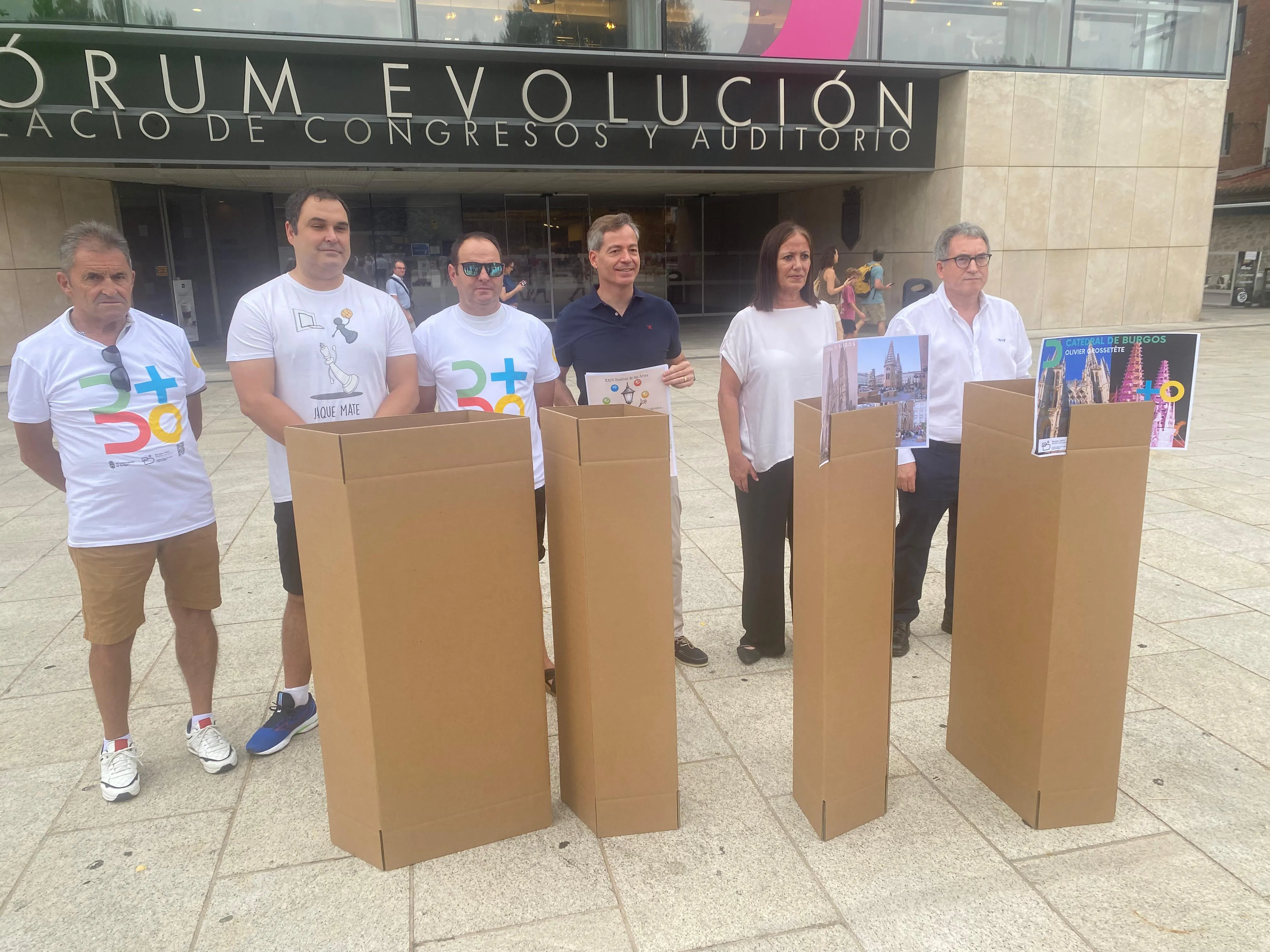La construcción en cartón de la Catedral de Burgos inaugurará el XXIV Festival EnClave de Calle