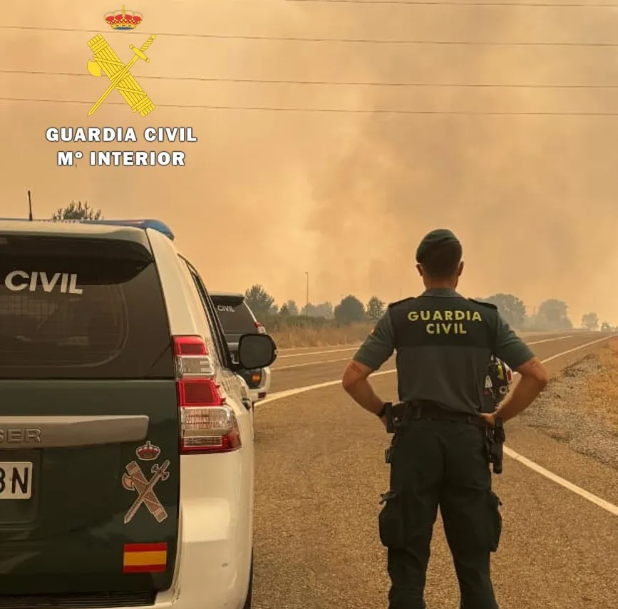 La Guardia Civil auxilia a un vecino durante el operativo por los incendios en la Montaña Palentina