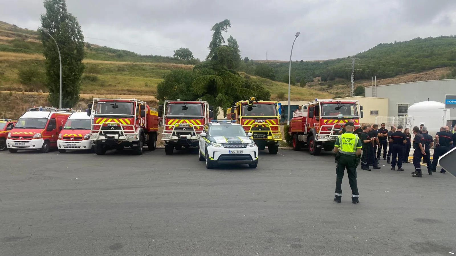 Bomberos franceses con maquinaria de apoyo se desplazan hacia León