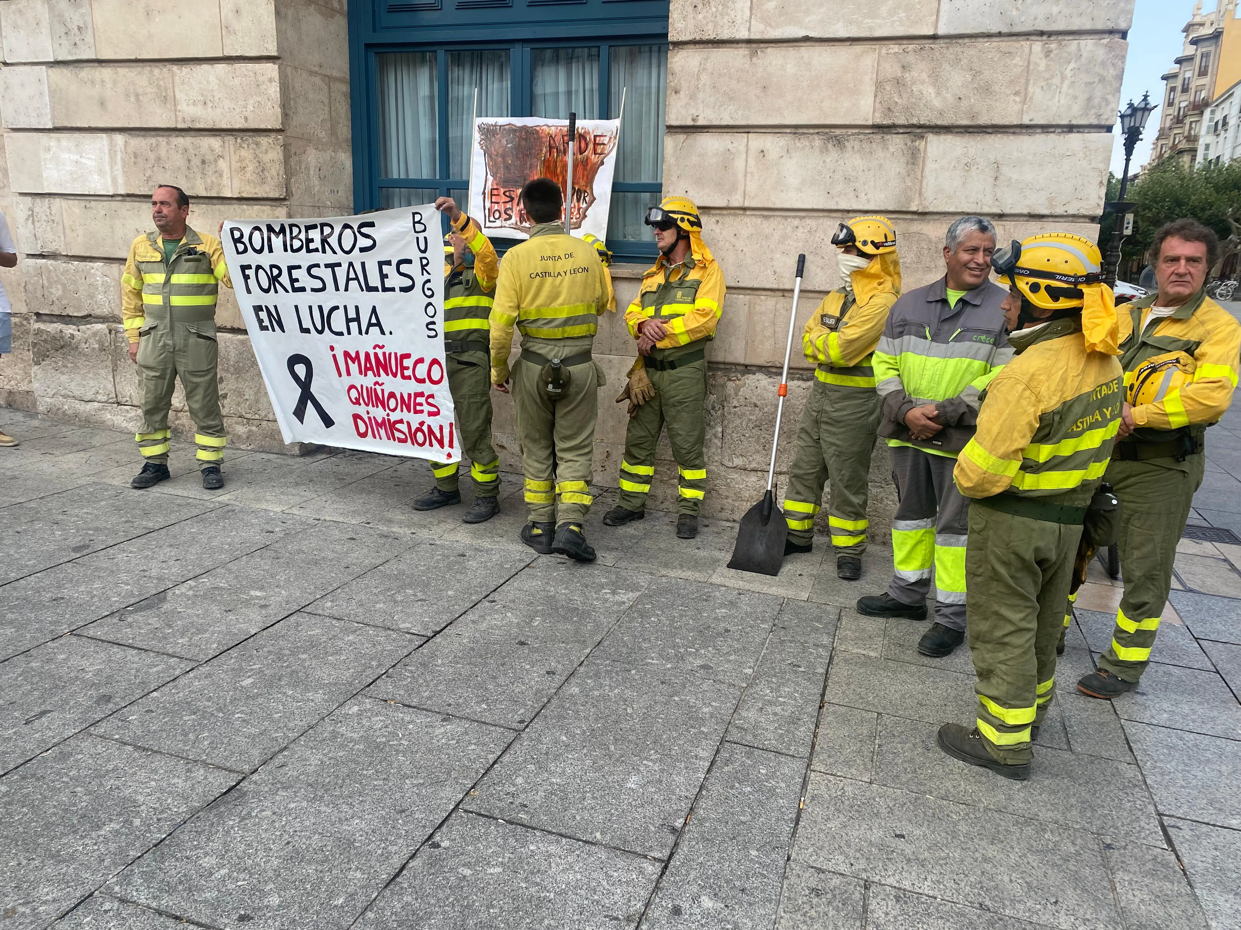 Concentración en Burgos de los bomberos forestales en recuerdo a su compañero fallecido
