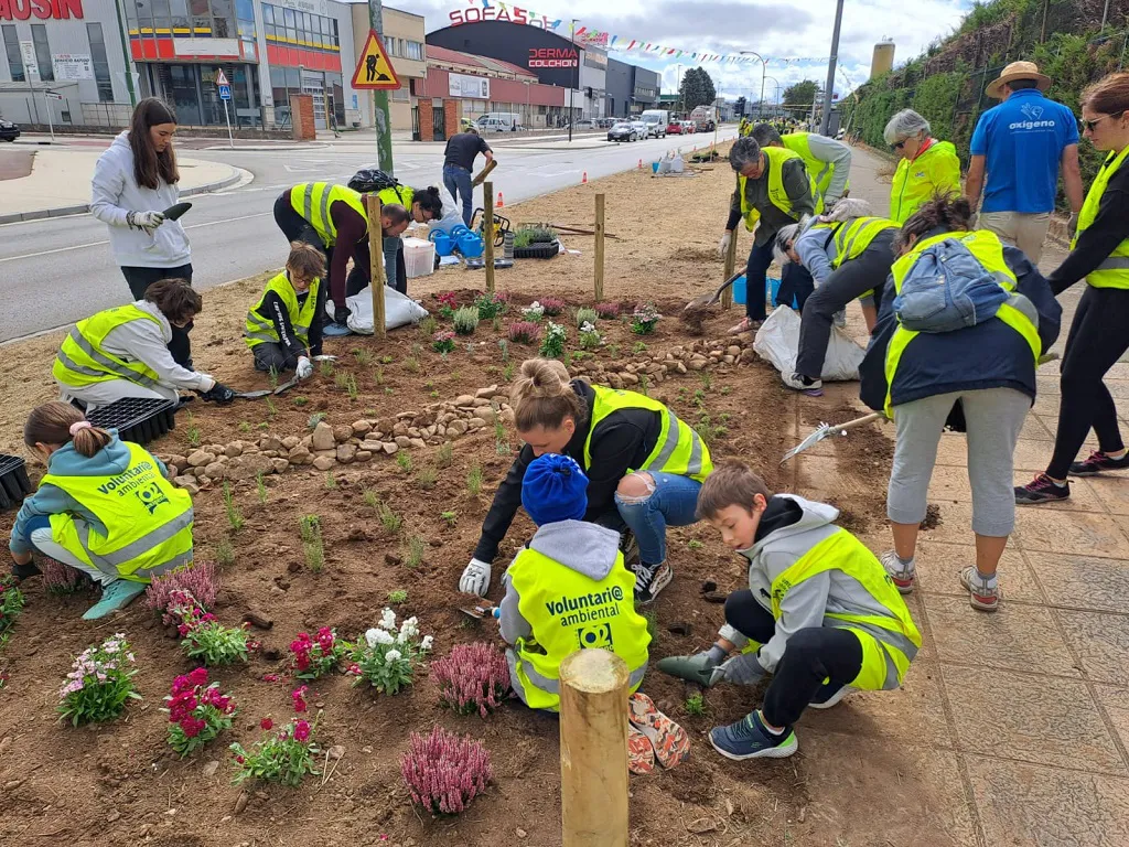 Más de 120 voluntarios mejoran el entorno del Polígono Industrial Burgos Este en una animada jornada ambiental
