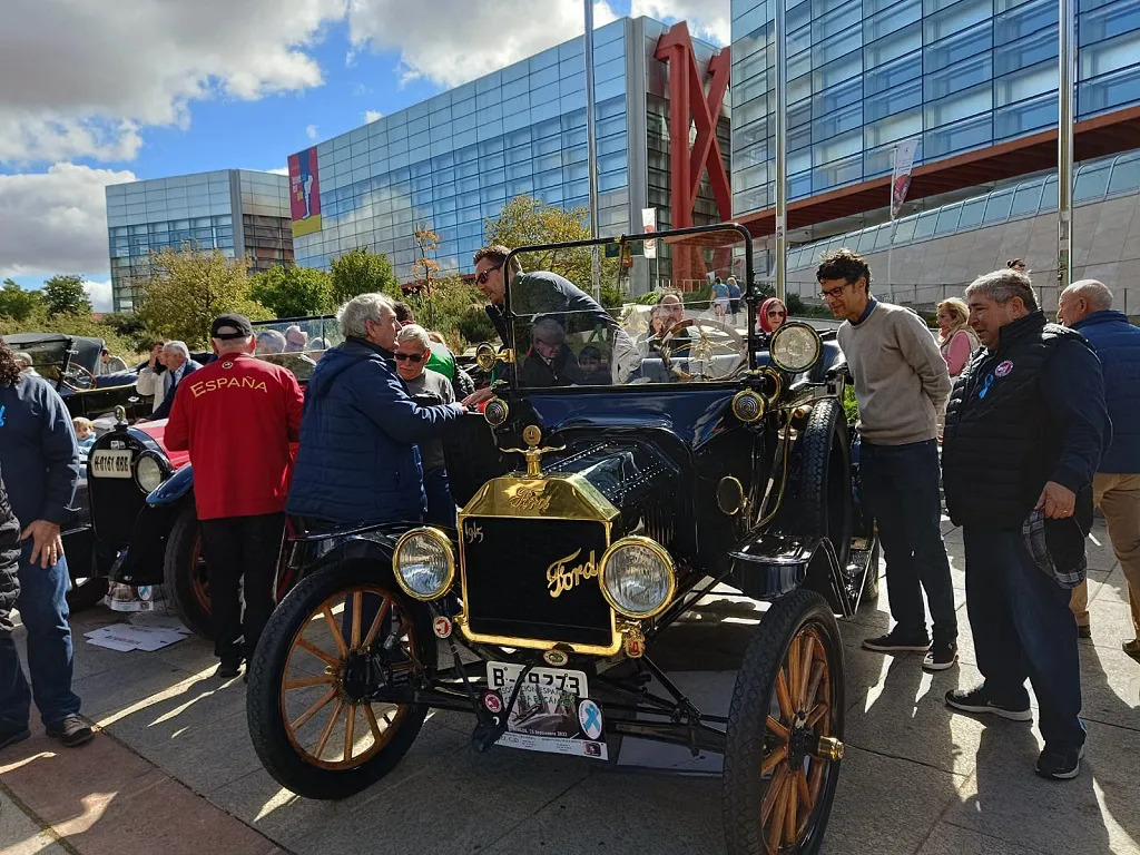 Un paseo en coche clásico por Burgos para acelerar la investigación contra el cáncer