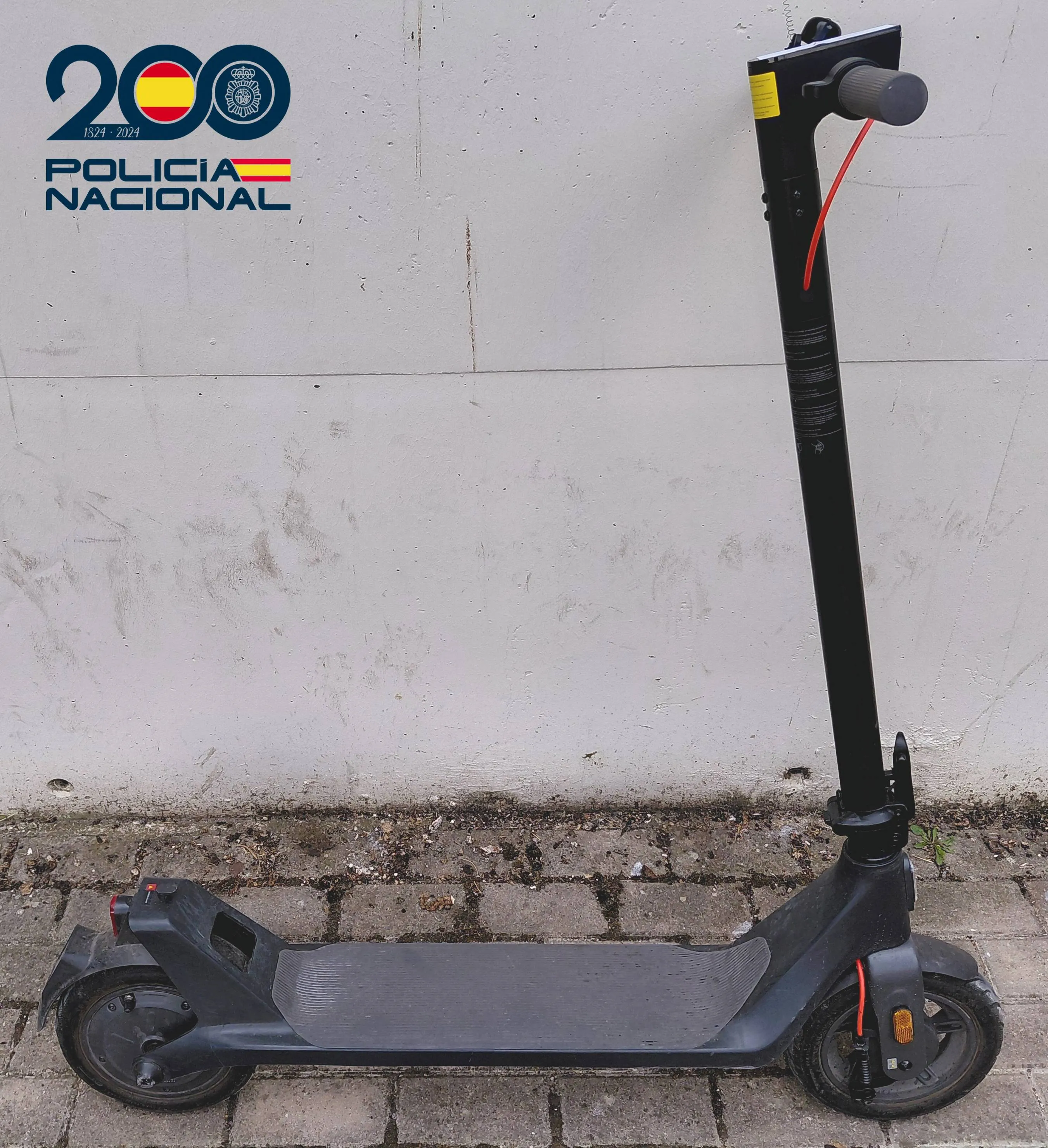 Detenido tras sorprenderle a bordo de un patinete eléctrico con varios efectos robados en su poder