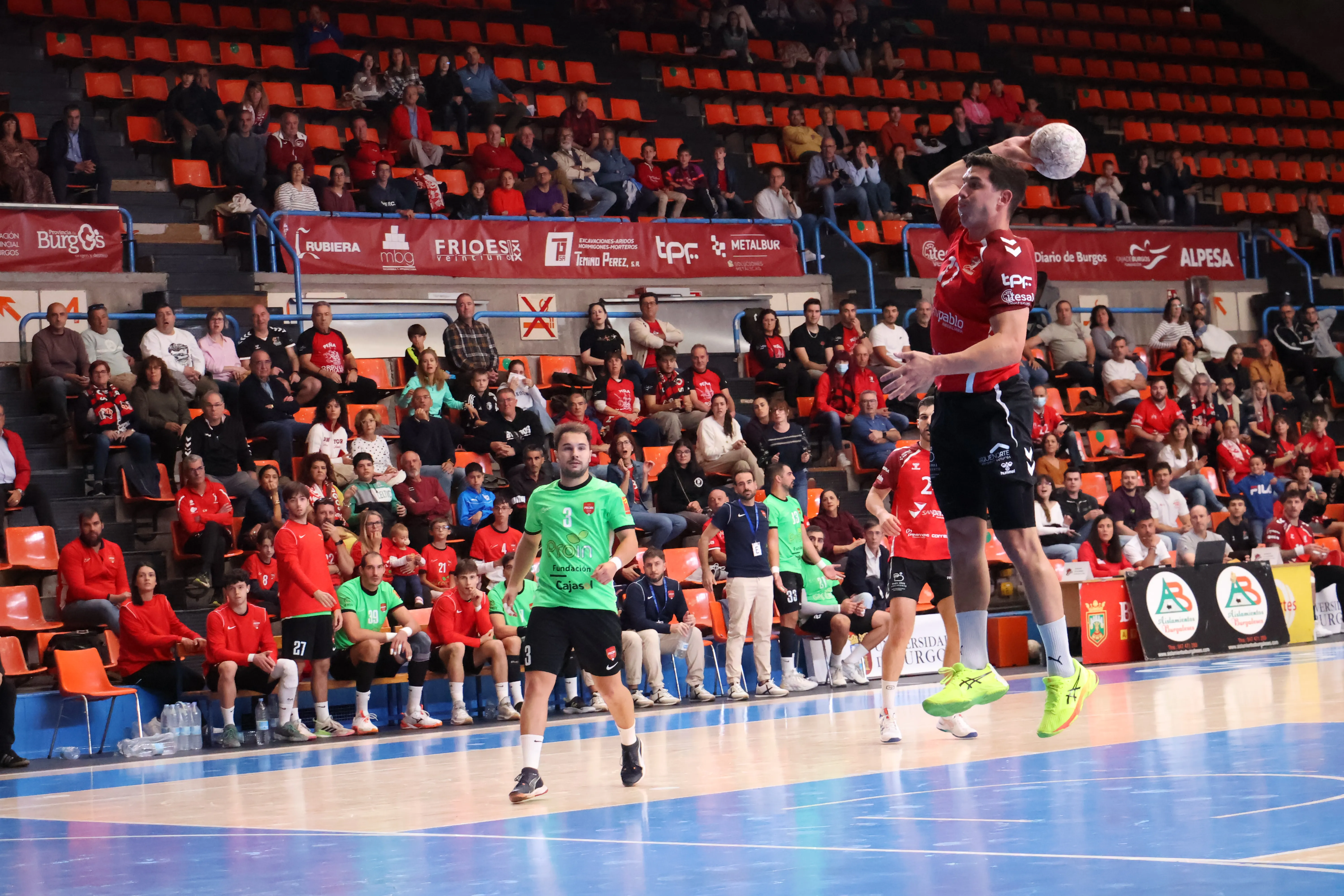 El Balonmano Burgos se reencuentra con la victoria (31-29)