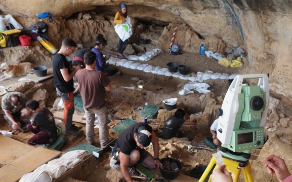 Los primeros humanos modernos del interior de la península ibérica eran cazadores expertos