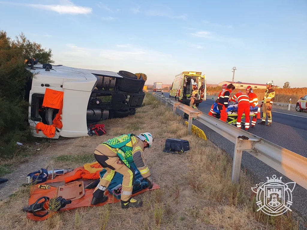 Espectacular vuelco de un camión en Burgos que deja dos heridos
