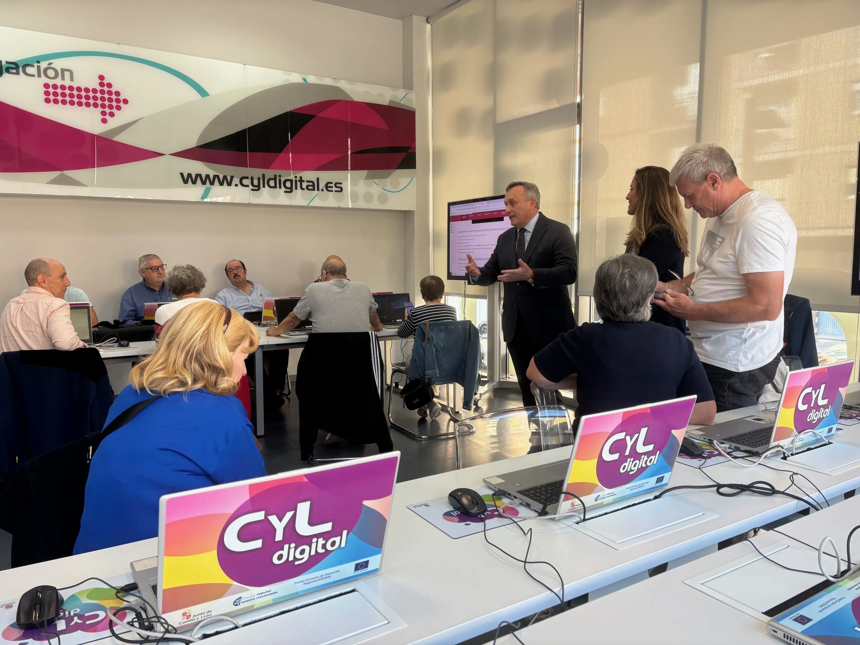 Castilla y León impulsa la formación digital con los talleres para tramitar la Tarjeta Buscyl por Internet