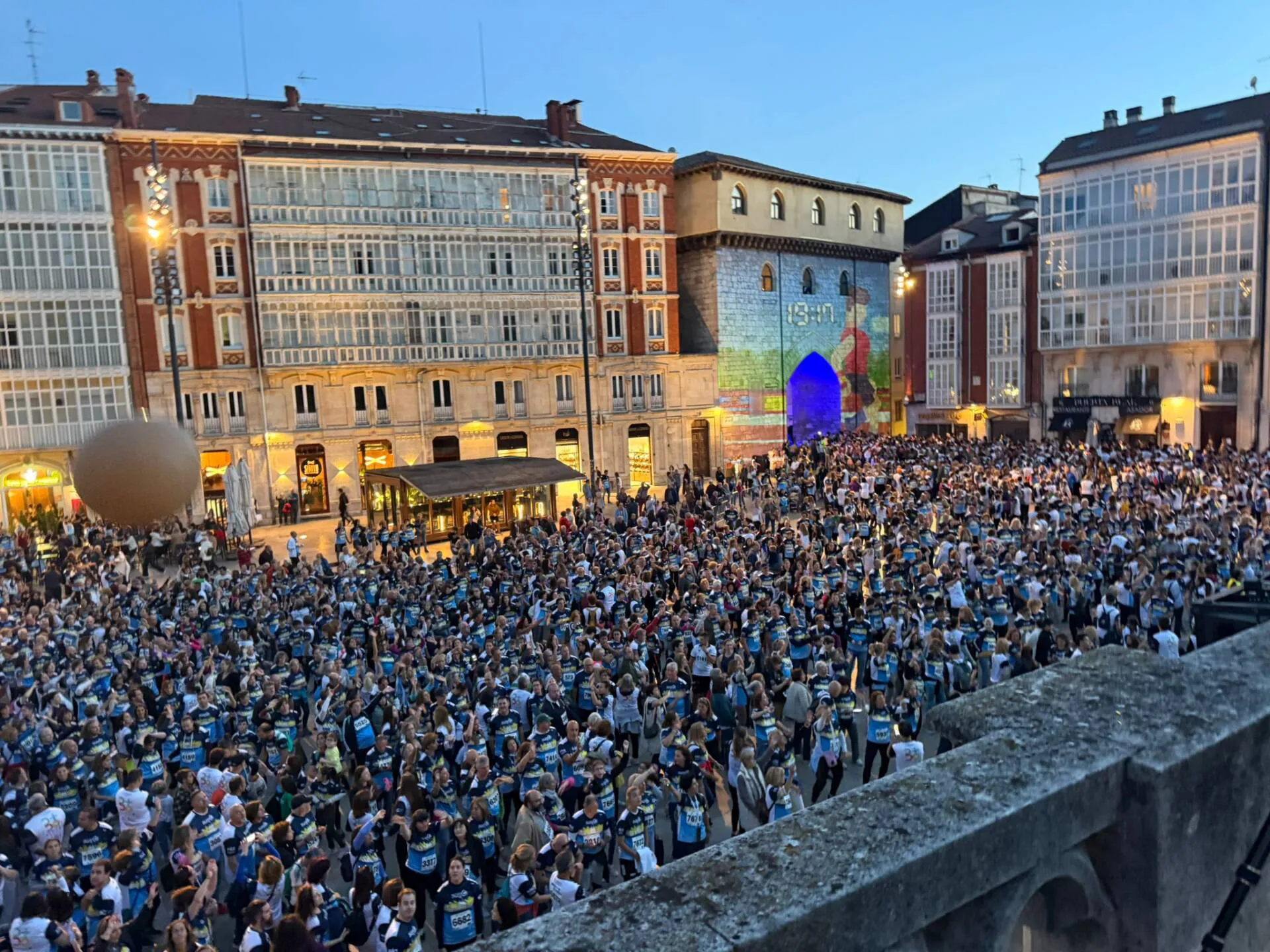 Más de 8.000 corredores iluminan el corazón de Burgos en la primera ‘Nocturna Lux Mundi 2031’