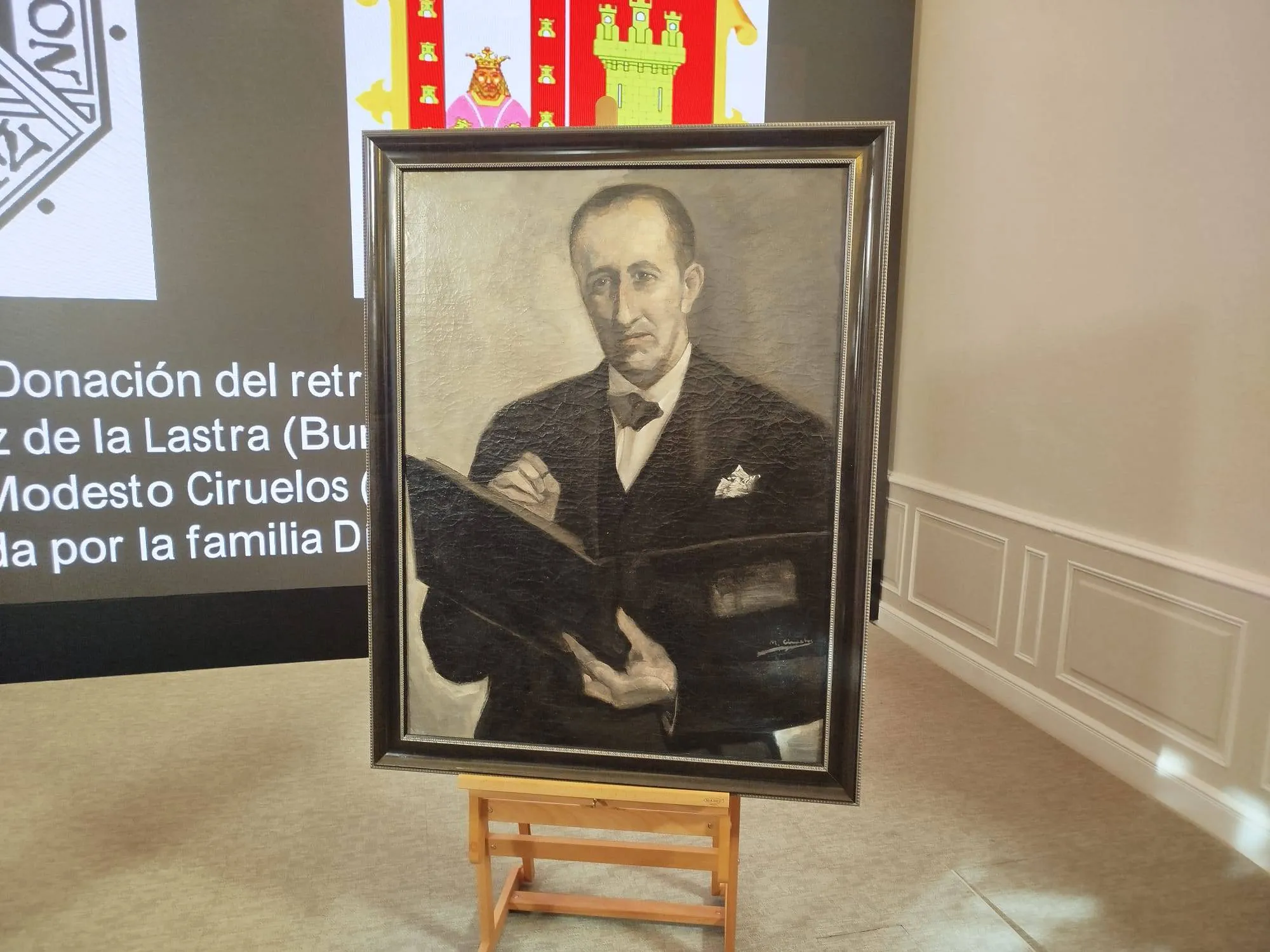 La familia Díez de la Lastra dona a la Institución Fernán González un retrato pintado por Modesto Ciruelos