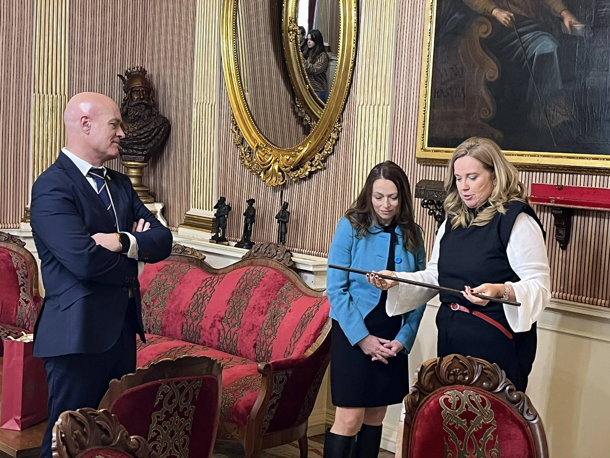 La embajadora de Australia en España visita Burgos para reforzar la cooperación institucional