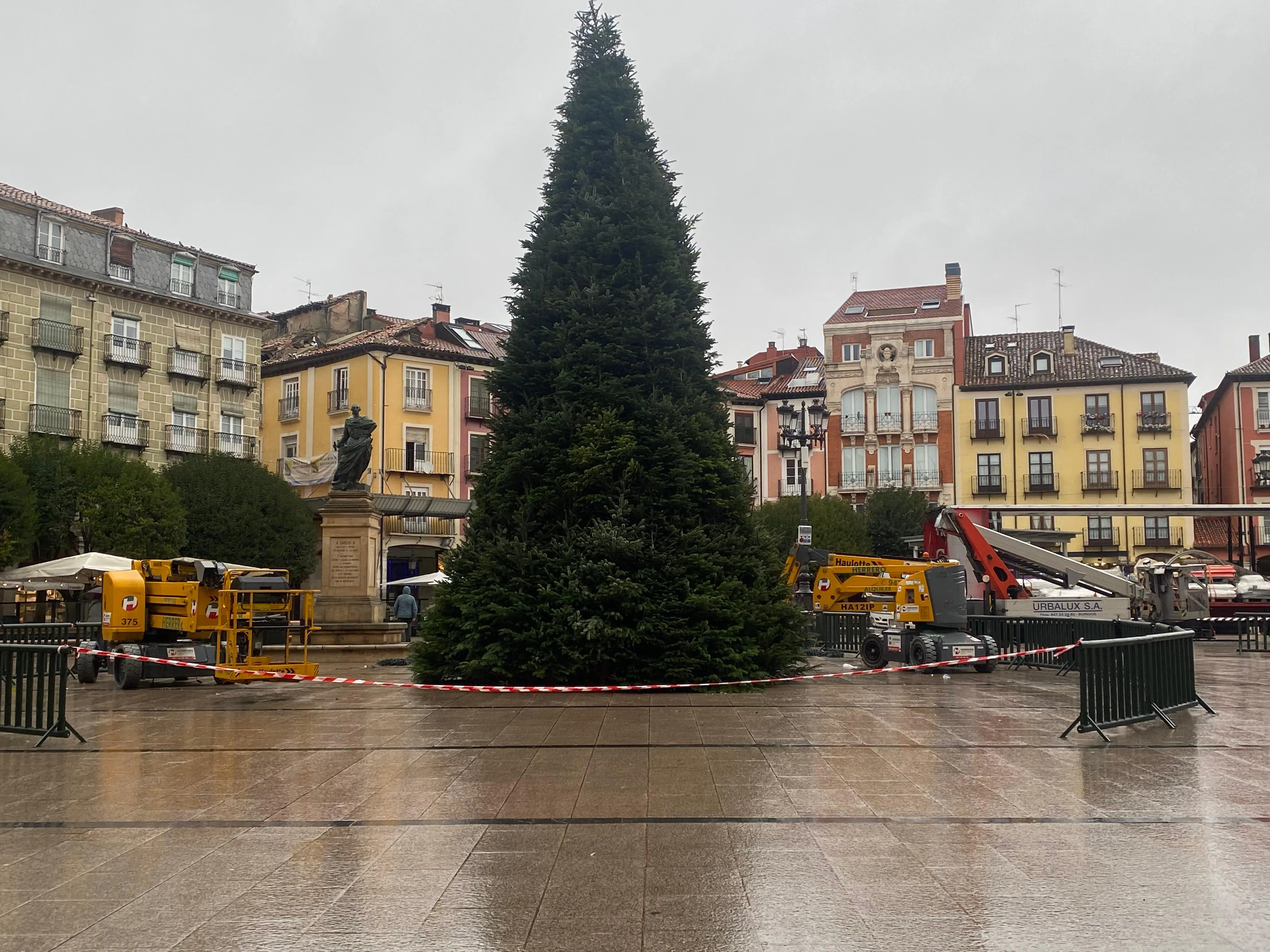 La Plaza Mayor de Burgos se prepara para la Navidad